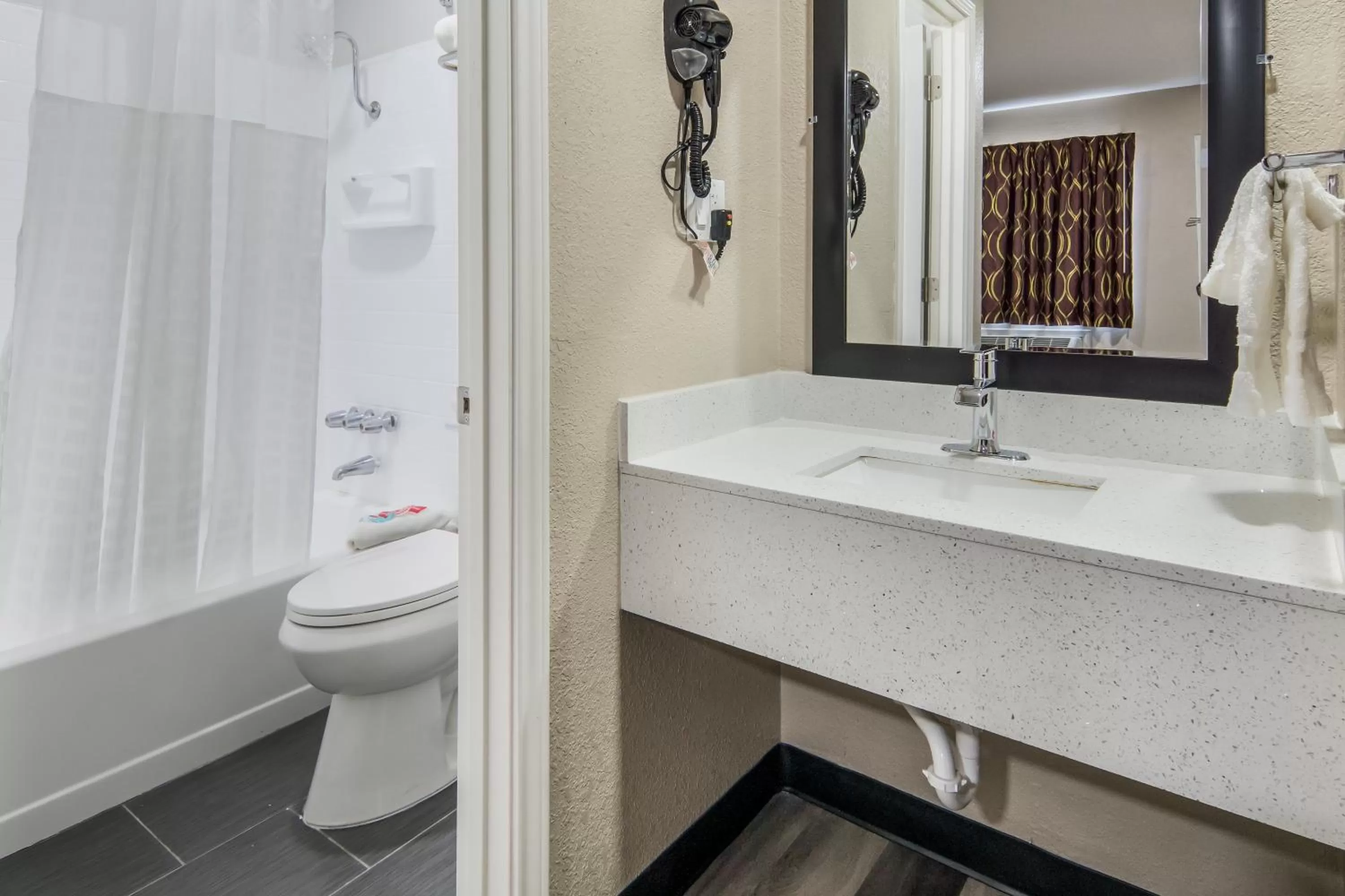 Bathroom in Econo Lodge Waco North I-35