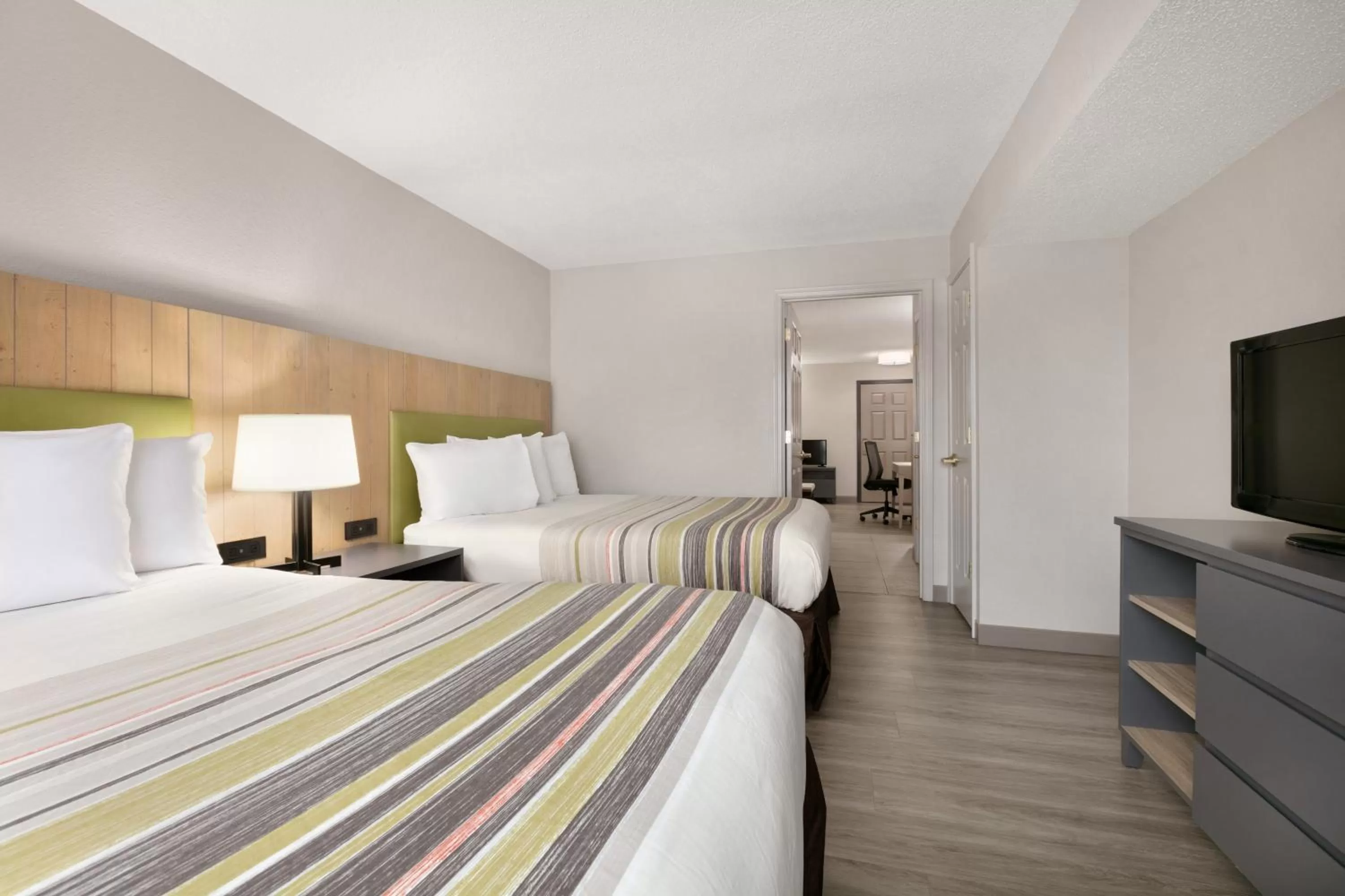 Bed in Country Inn & Suites by Radisson, London, KY