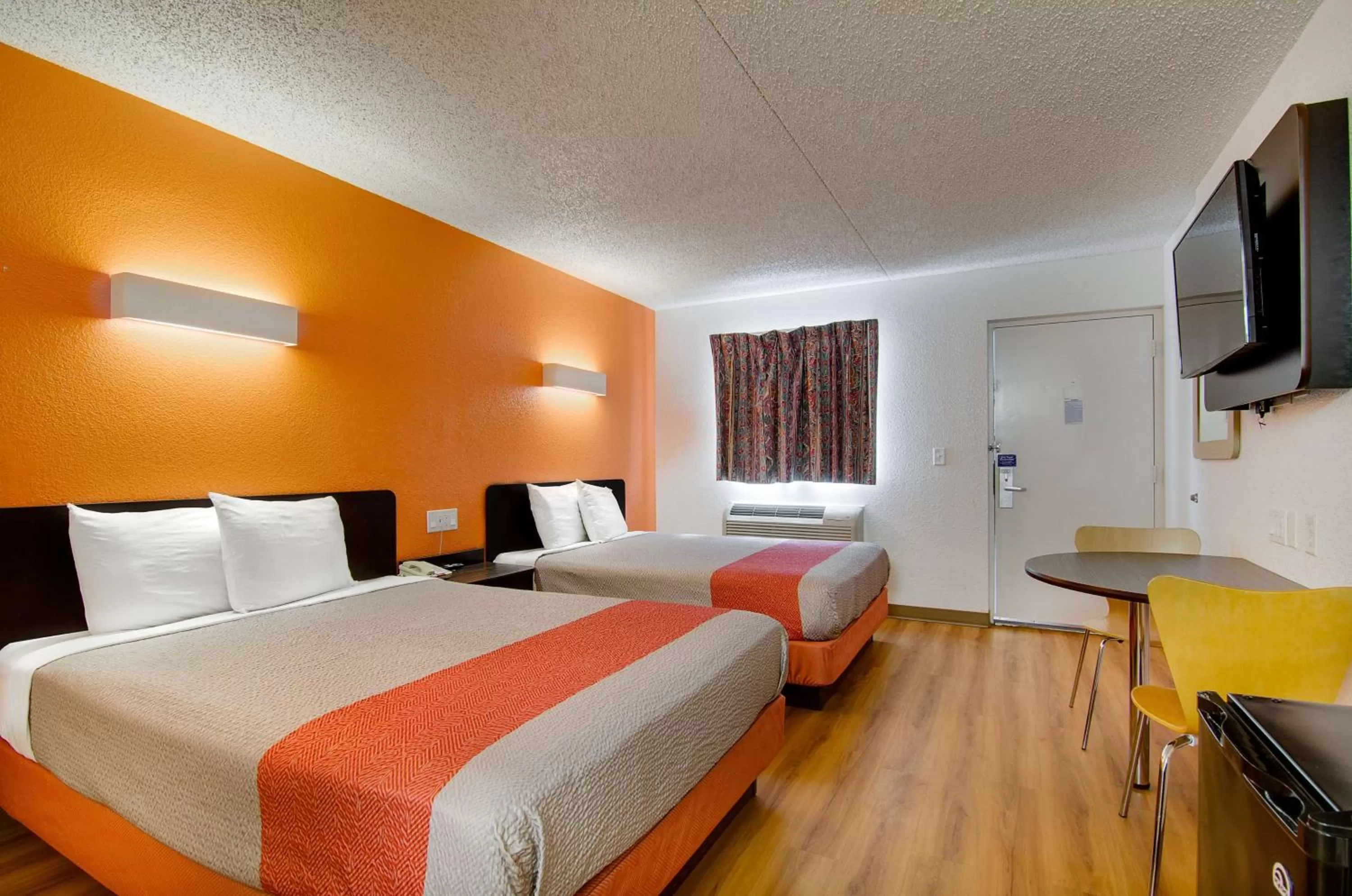 TV and multimedia, Bed in Motel 6-Salina, KS
