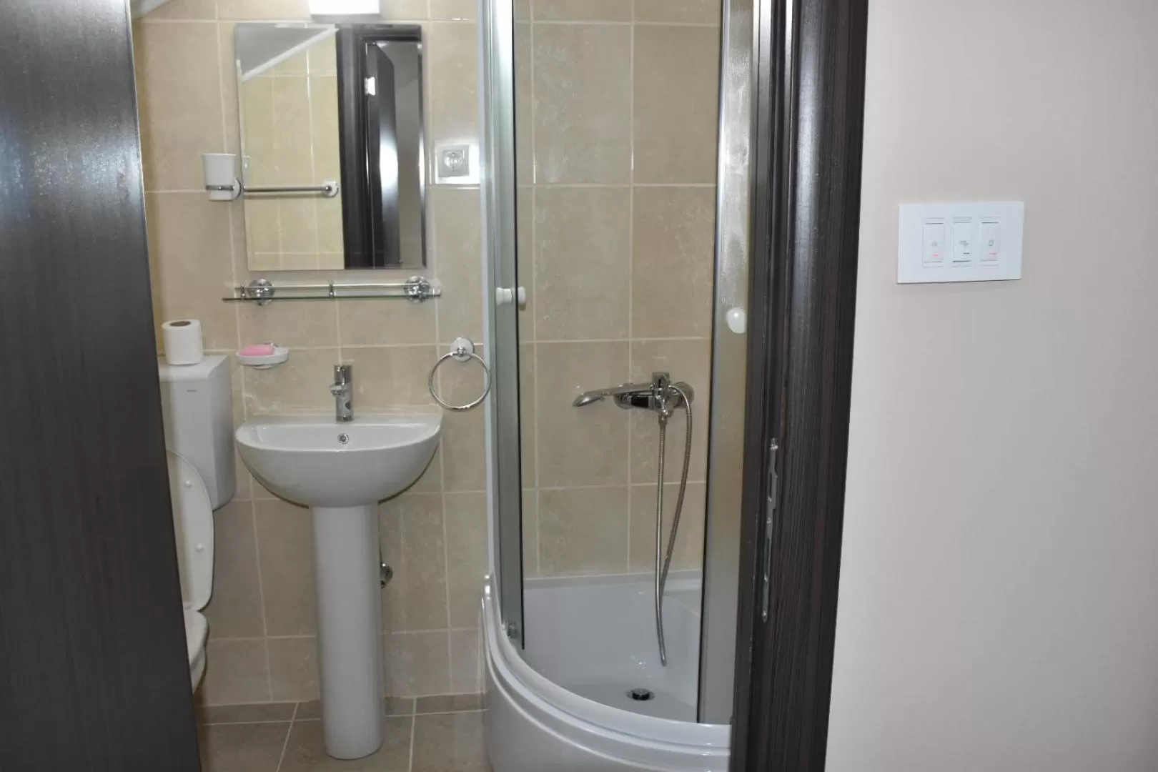 Bathroom in OSTROG Aparthotel KOLIBA-VLASTNIŠTVO MANASTIRA OSTROG