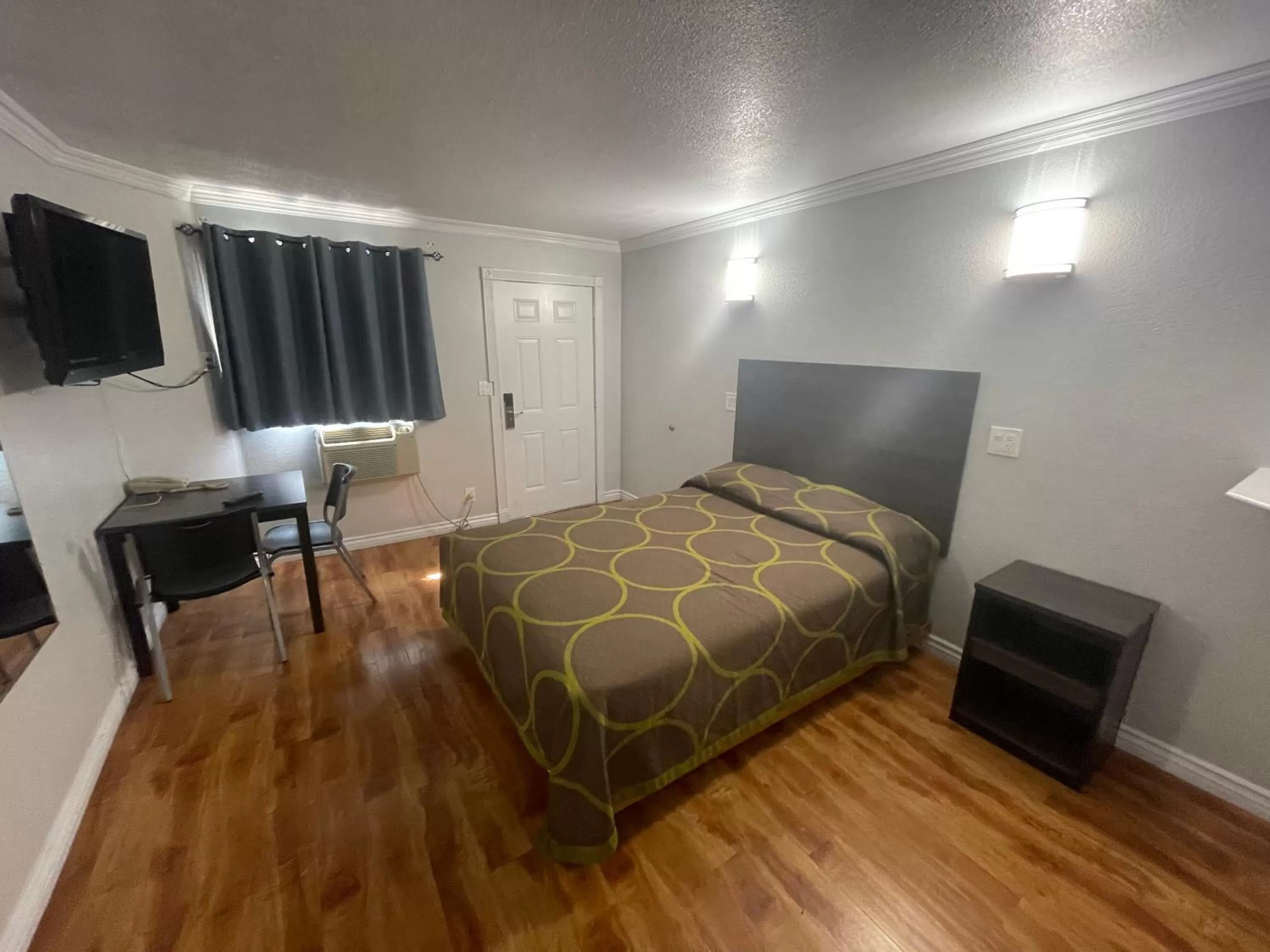 Photo of the whole room, Bed in Seaway Motel