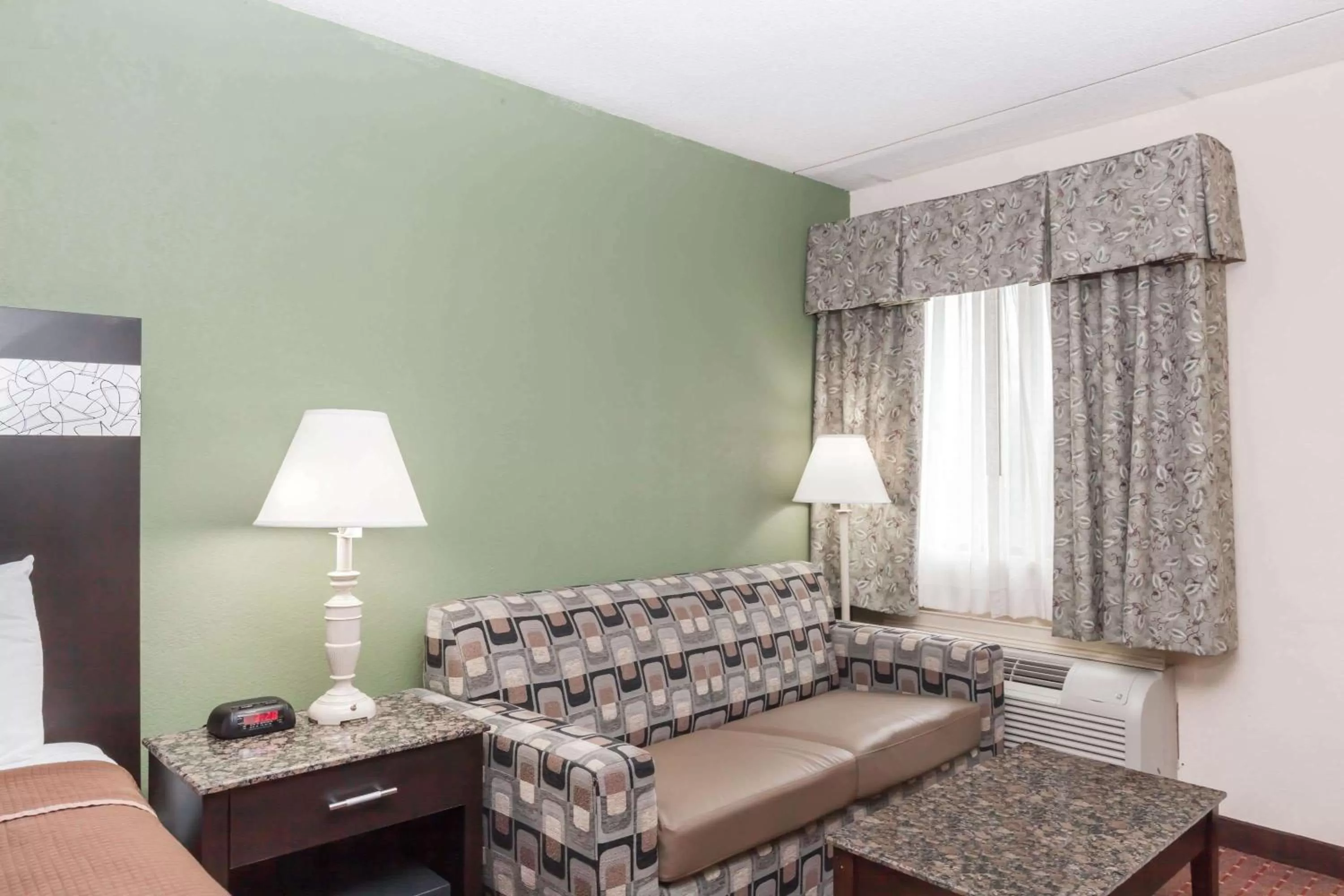 Photo of the whole room, Bed in Howard Johnson by Wyndham Newark Airport