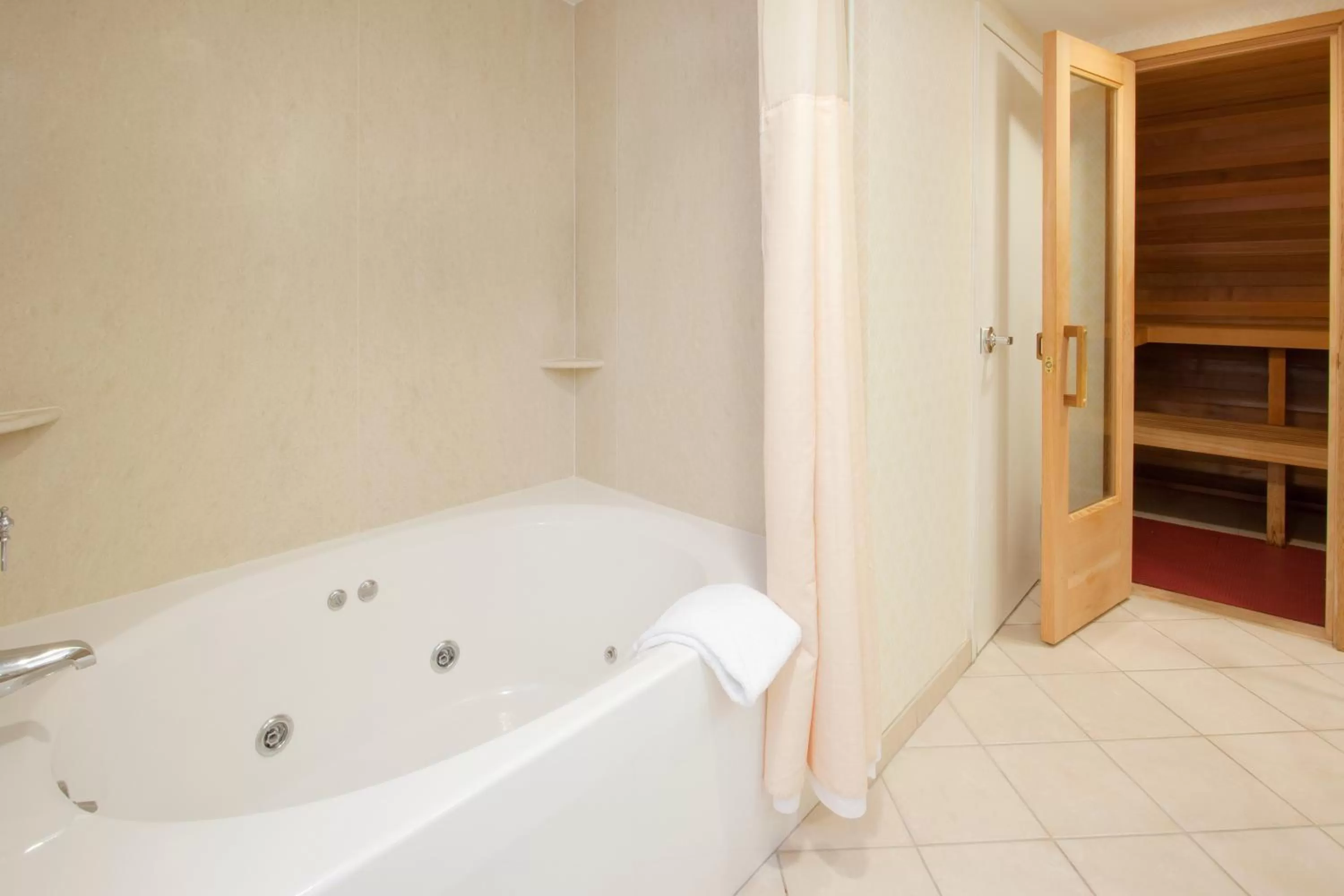 Photo of the whole room in Holiday Inn Salem by IHG