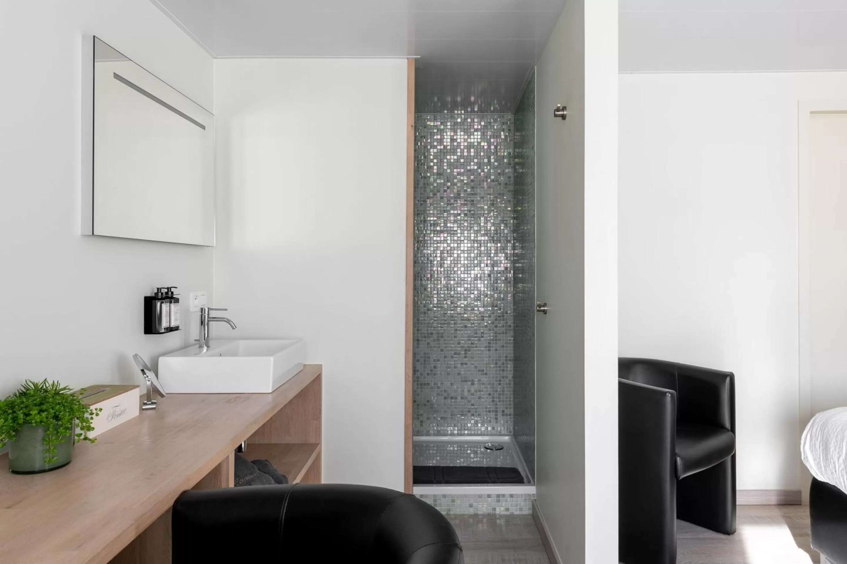 Shower, Bathroom in B&B Herenhuis