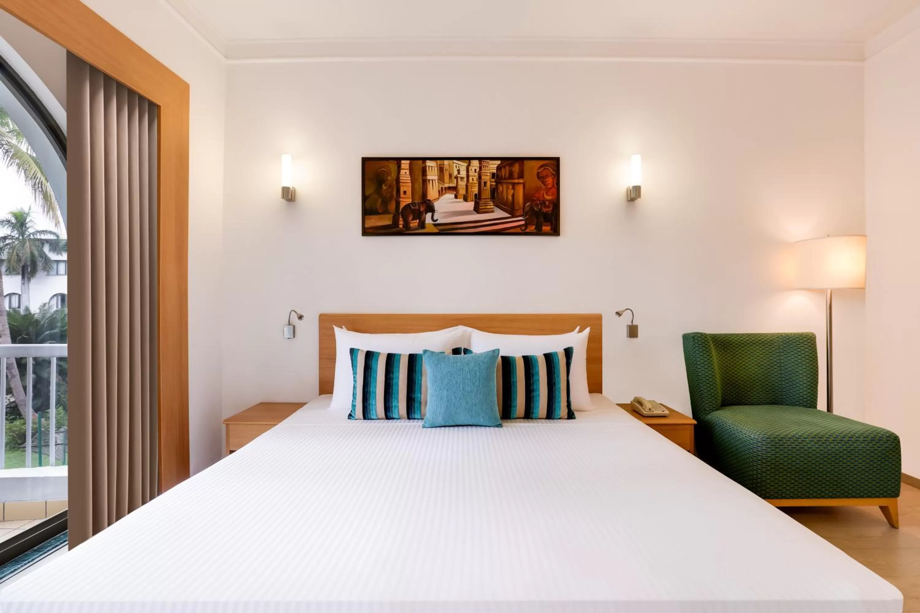 Bedroom, Bed in Lemon Tree Hotel, Aurangabad