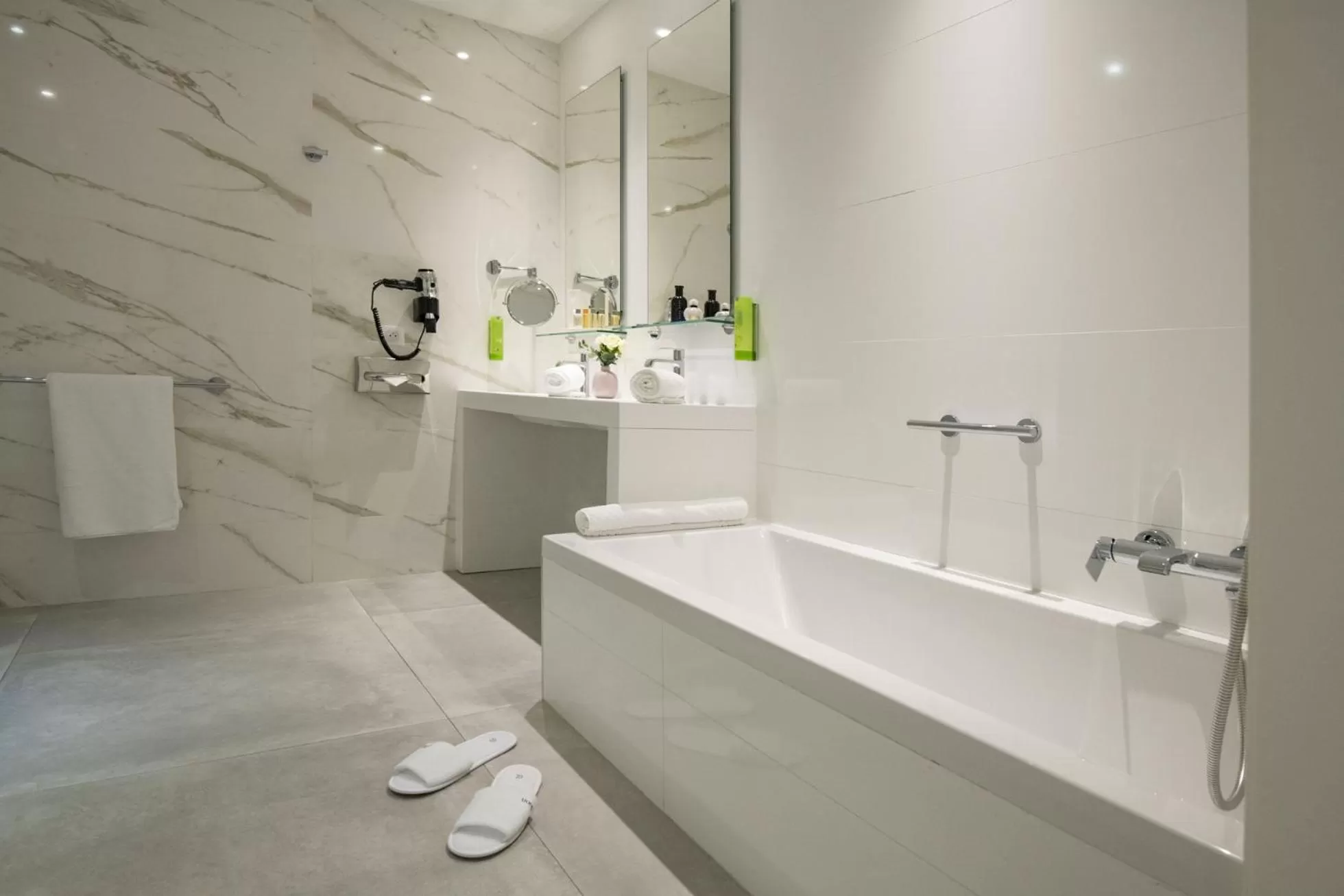 Bathroom in GOLDEN TULIP CANNES HOTEL de PARIS