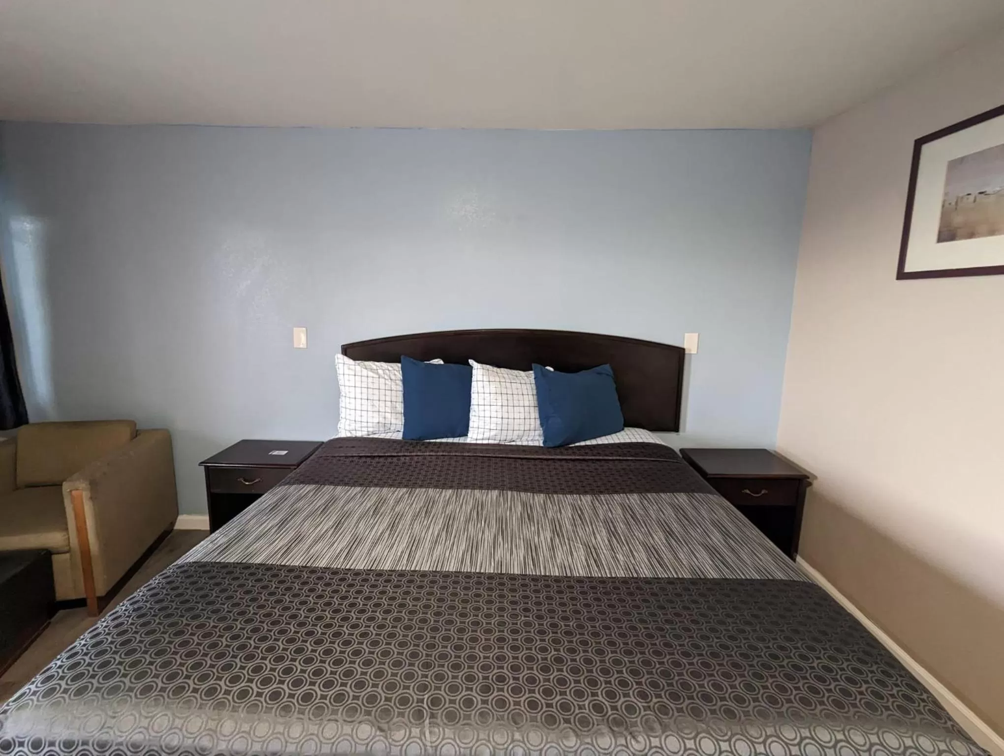 Bed in BEST MOTEL on Historic Route 66, Barstow