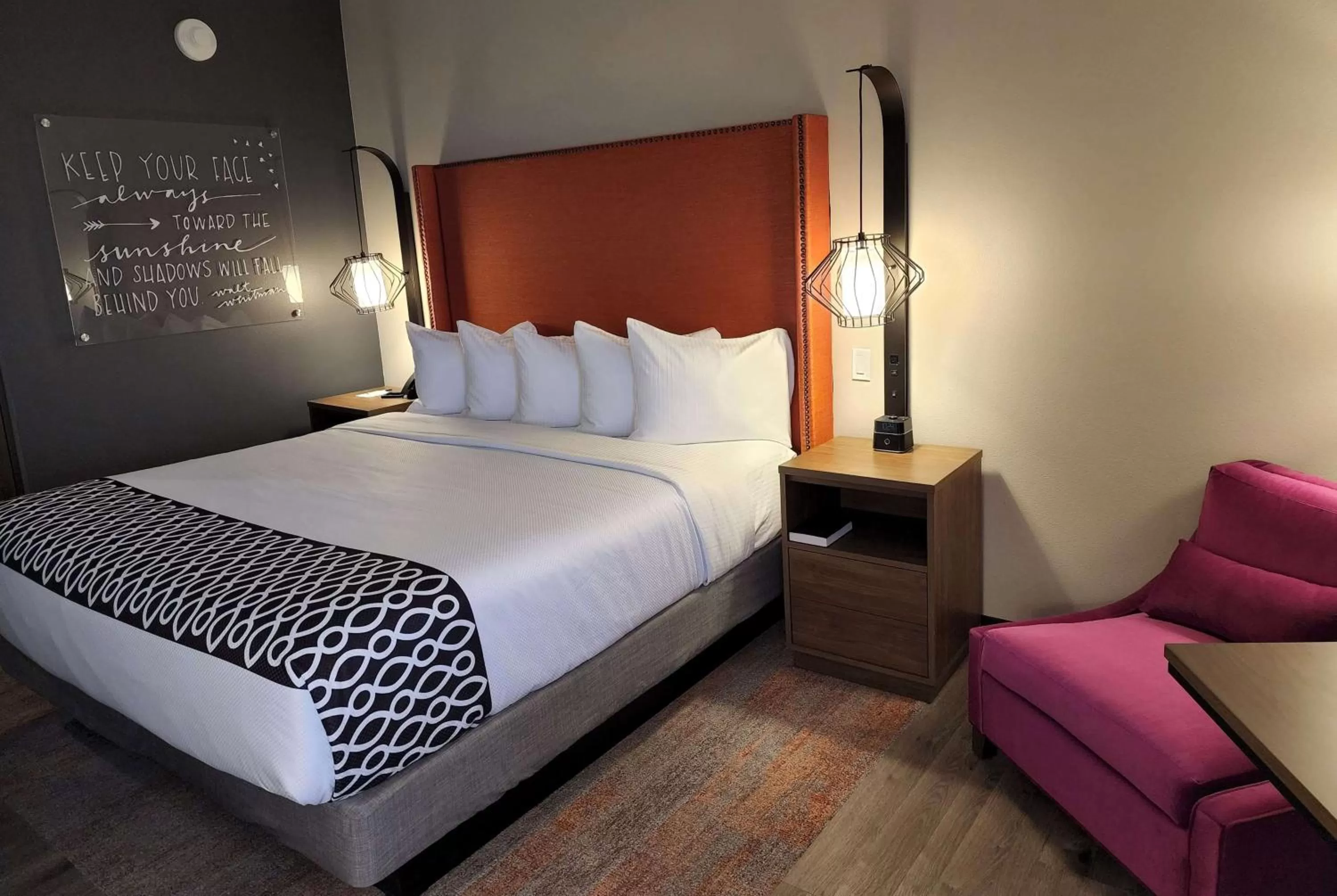 Photo of the whole room, Bed in La Quinta Inn & Suites by Wyndham Pflugerville