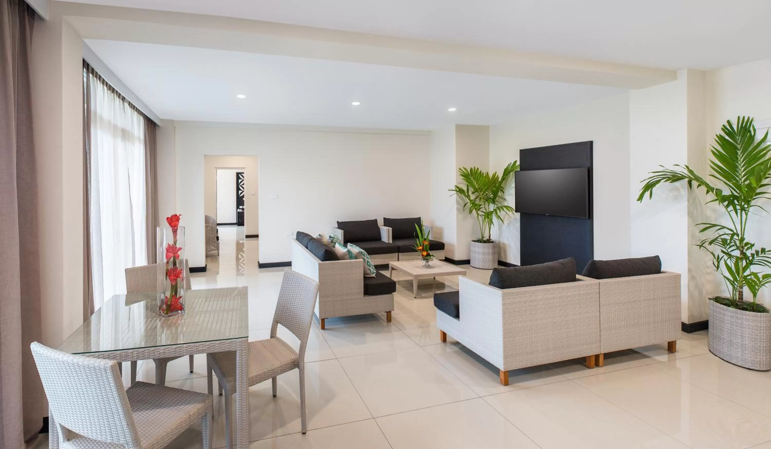 TV and multimedia in Tanoa International Dateline Hotel