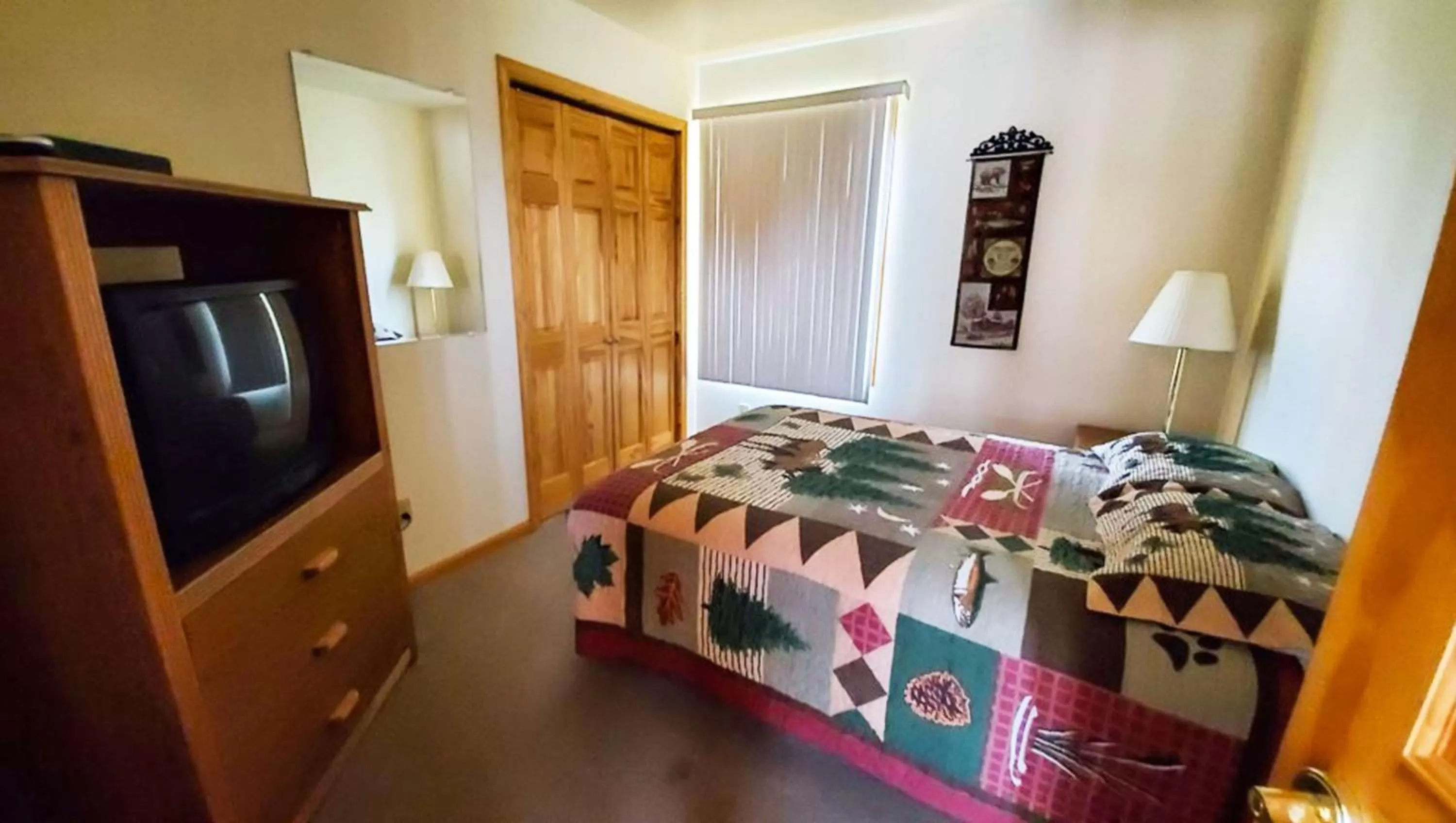 Photo of the whole room, Bed in Jasper Ridge Inn Ishpeming