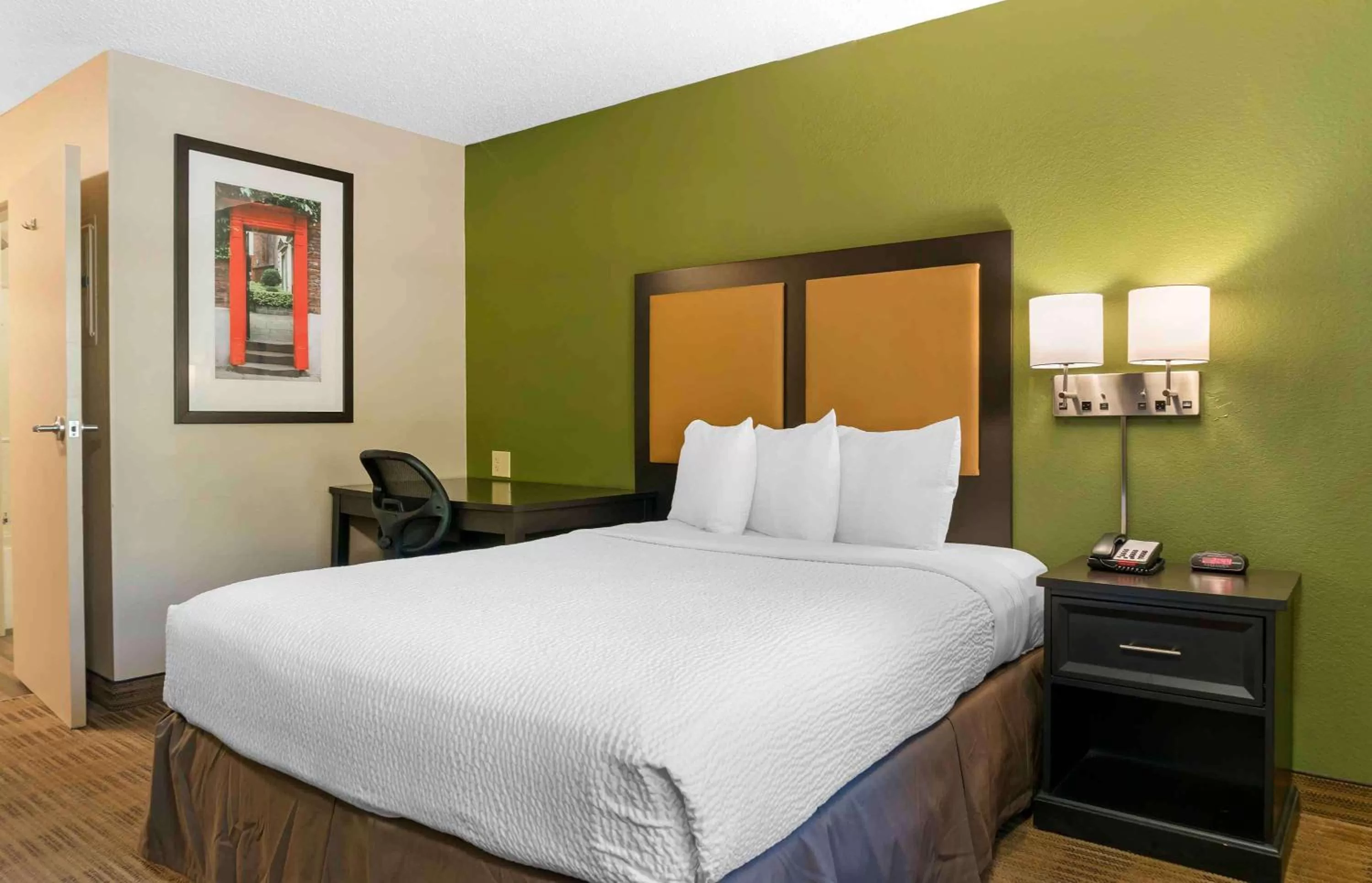 Bedroom, Bed in Extended Stay America Suites - Detroit - Canton