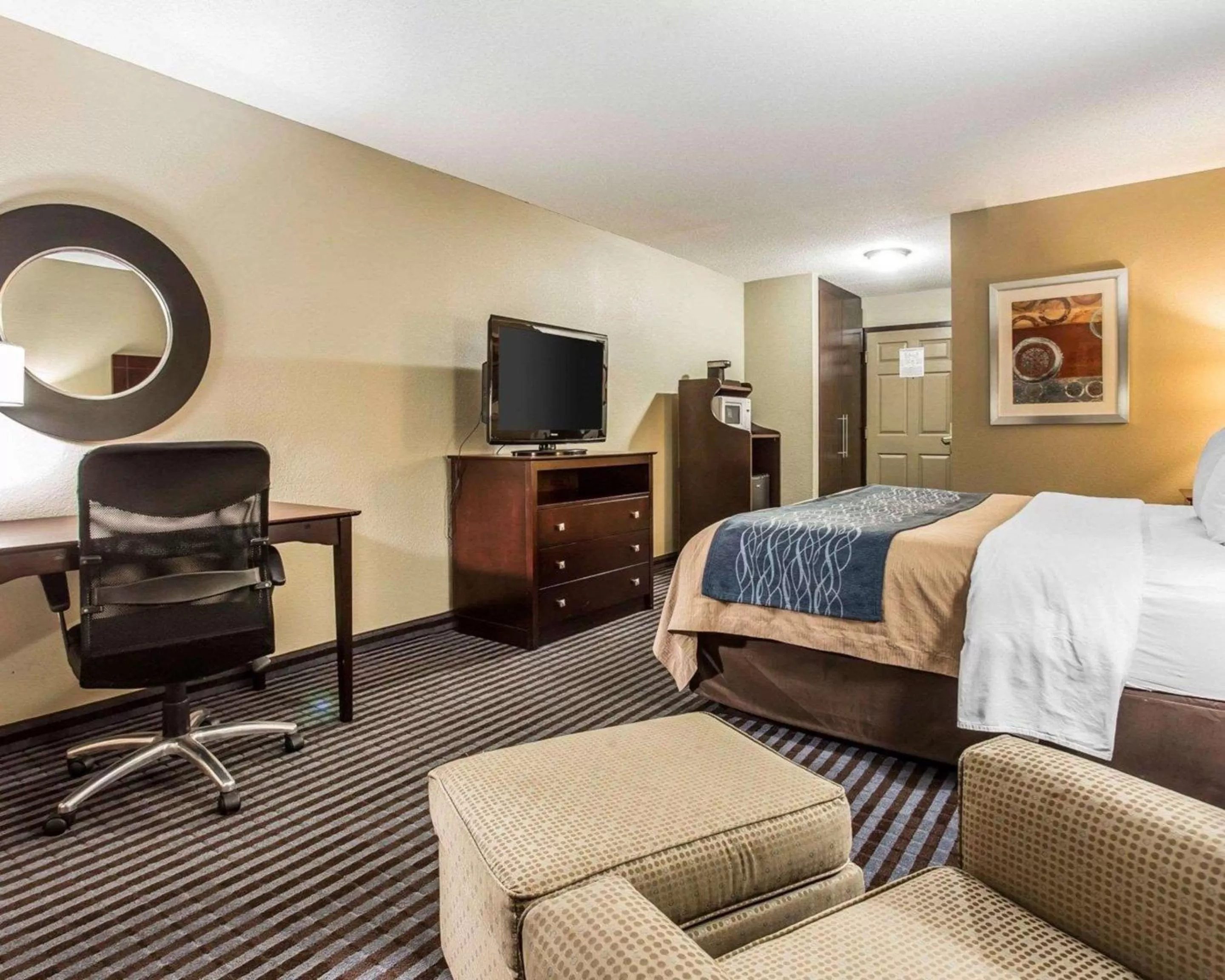 Photo of the whole room, Bed in Comfort Inn & Suites Ballpark Area