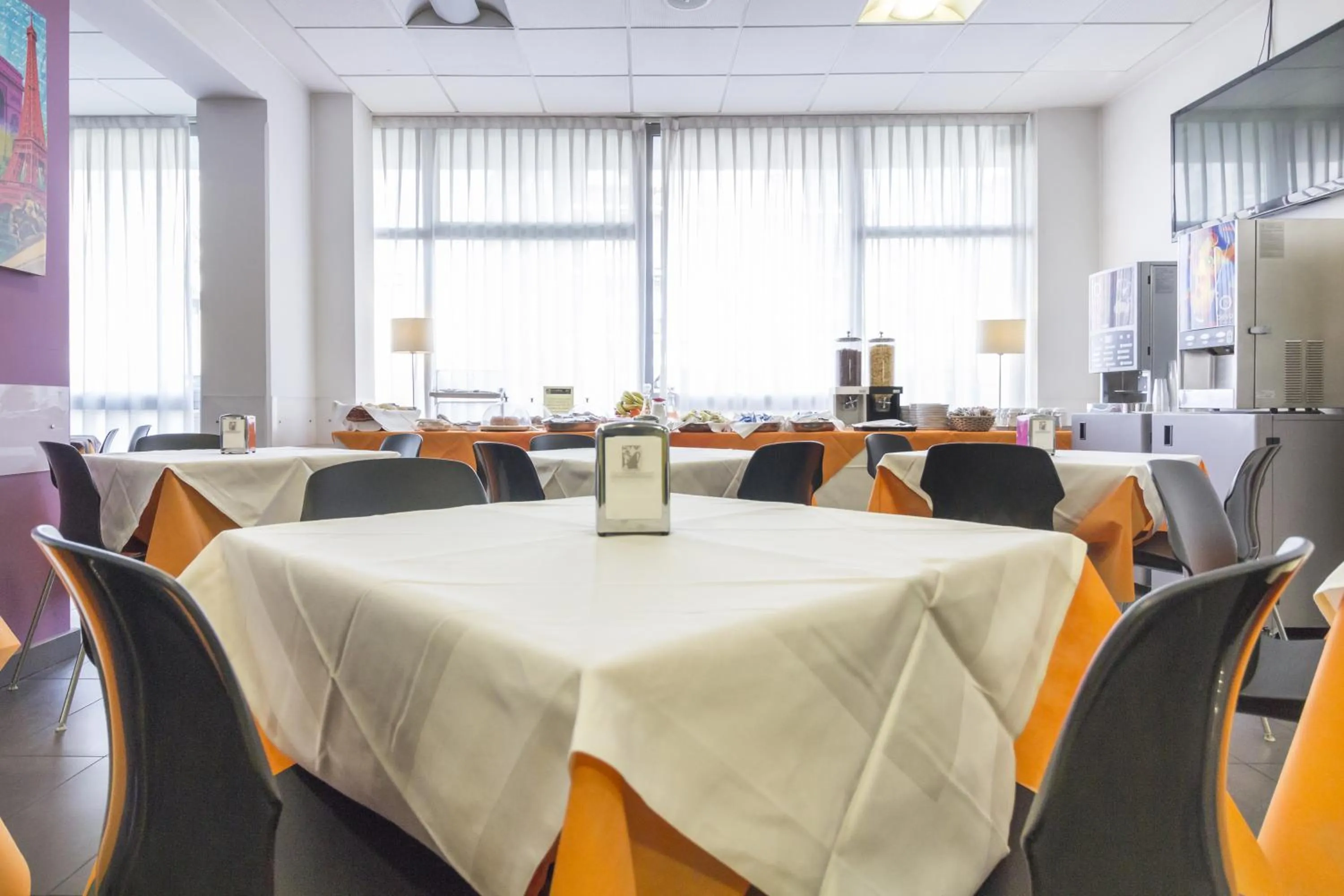 Restaurant/places to eat in Hotel Sharing