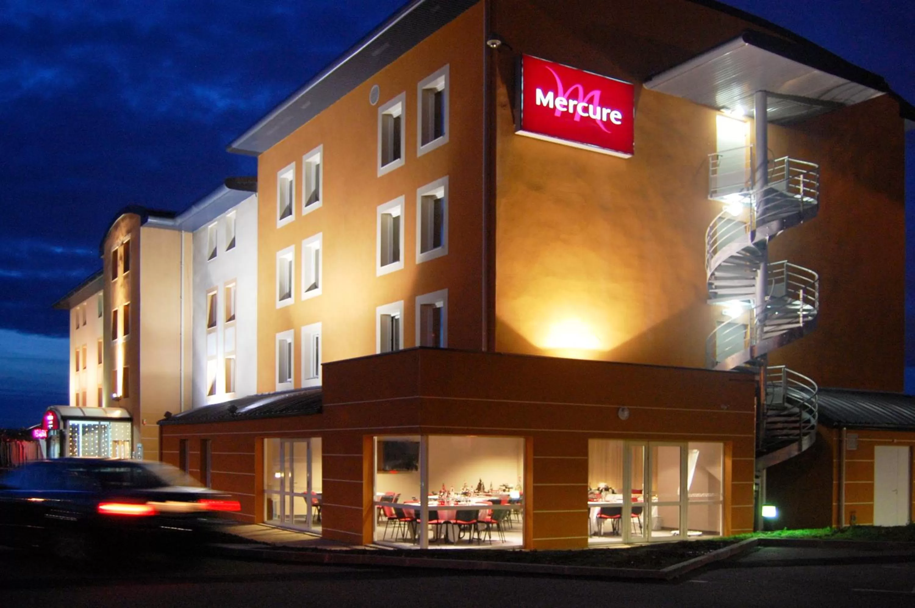 Facade/entrance in Mercure Lyon Est Chaponnay