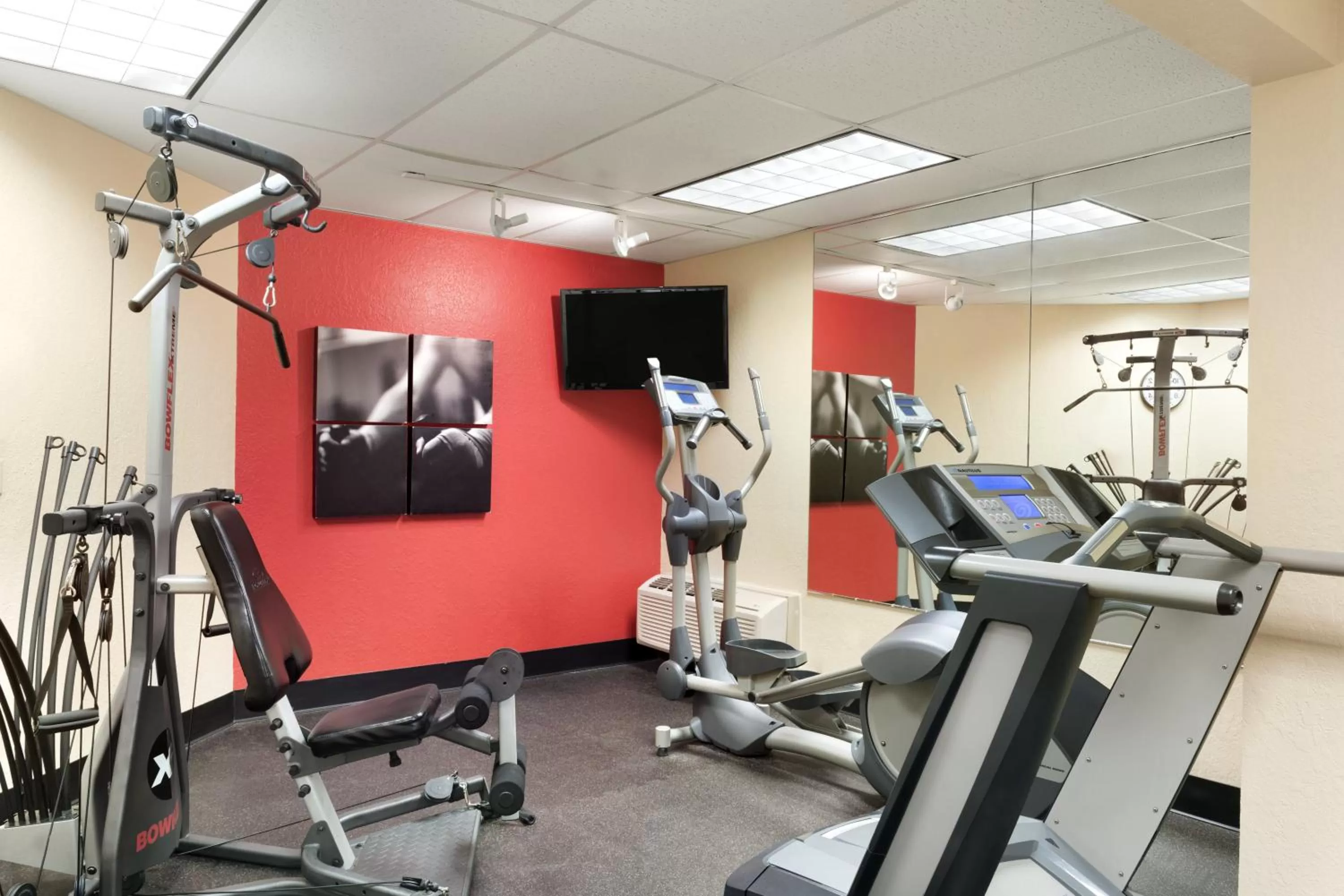 Fitness centre/facilities in Country Inn & Suites by Radisson, Cedar Rapids Airport, IA