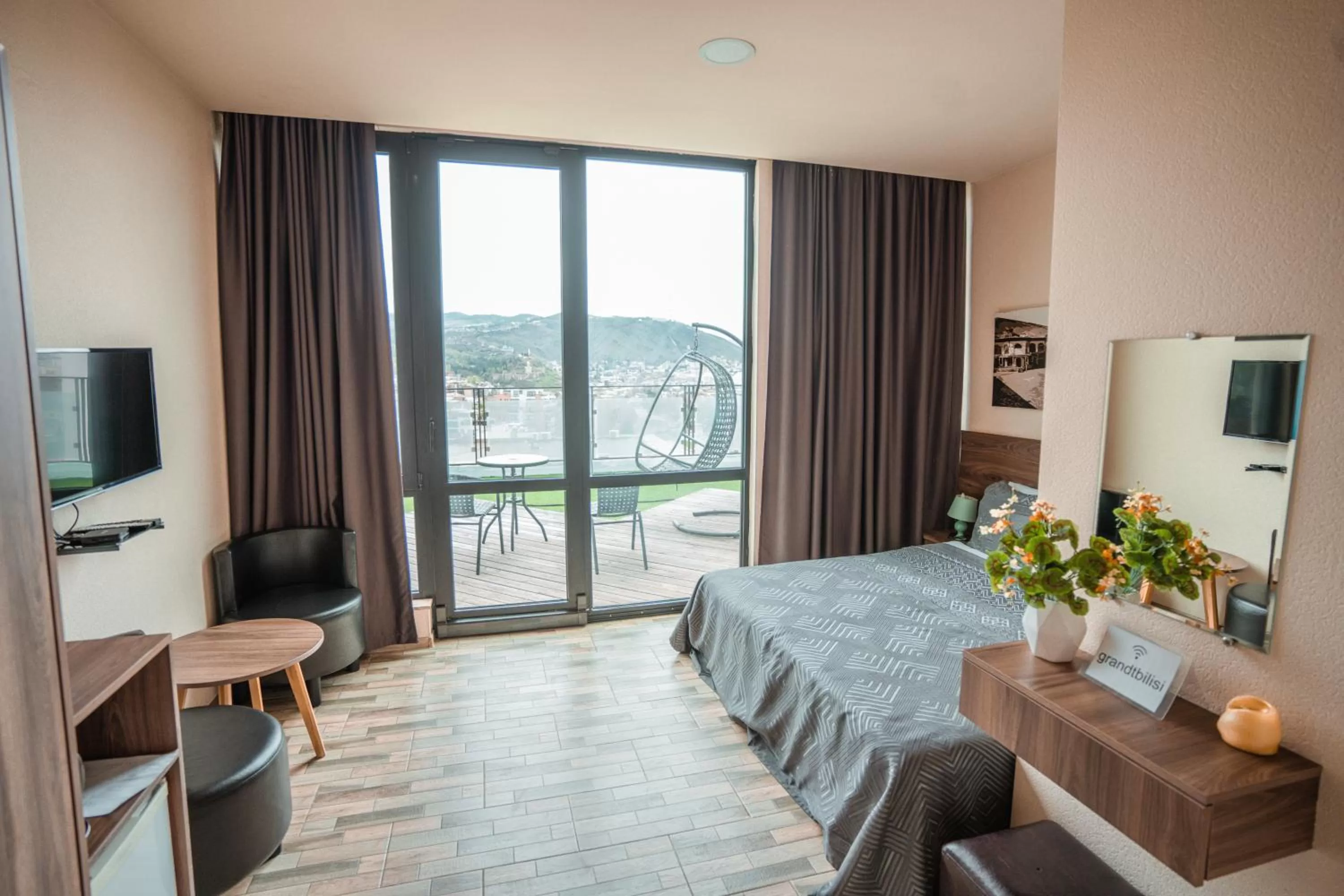 Communal lounge/ TV room, Bed in Hotel Grand View in Tbilisi
