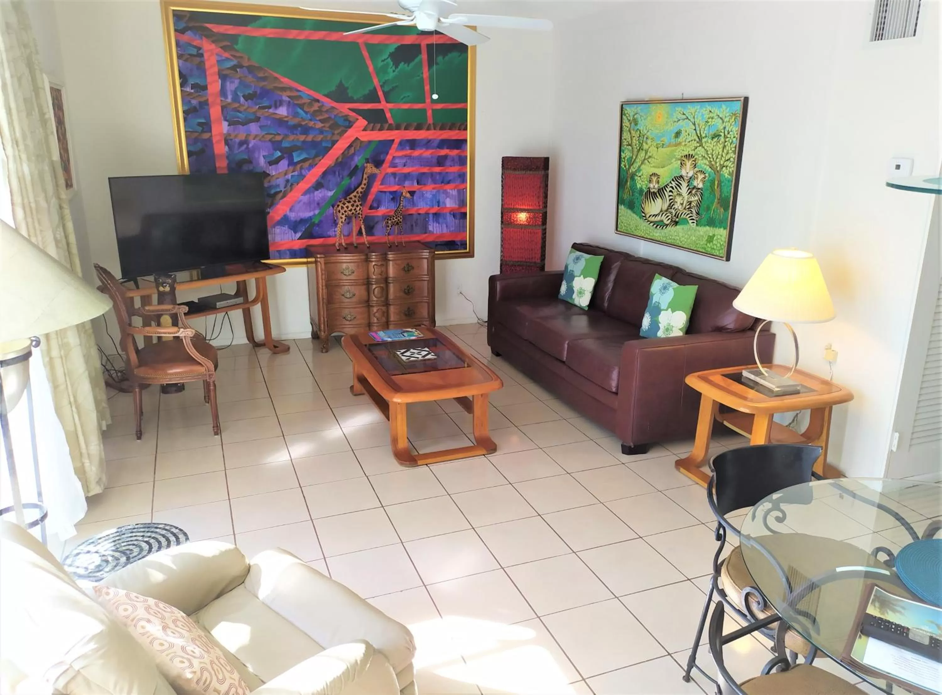 Communal lounge/ TV room in Manhattan Tower Apartment Hotel