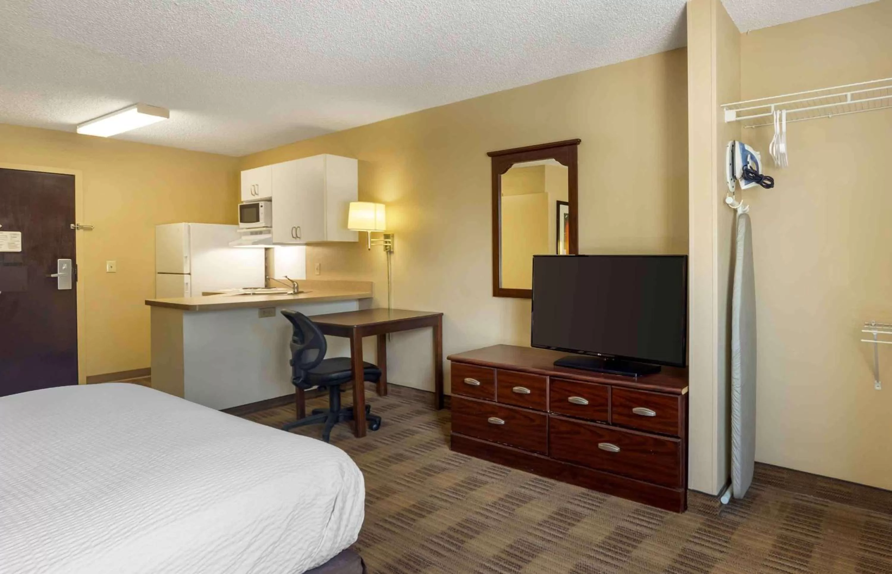 Bedroom, Bed in Extended Stay America Suites - Oklahoma City - NW Expressway