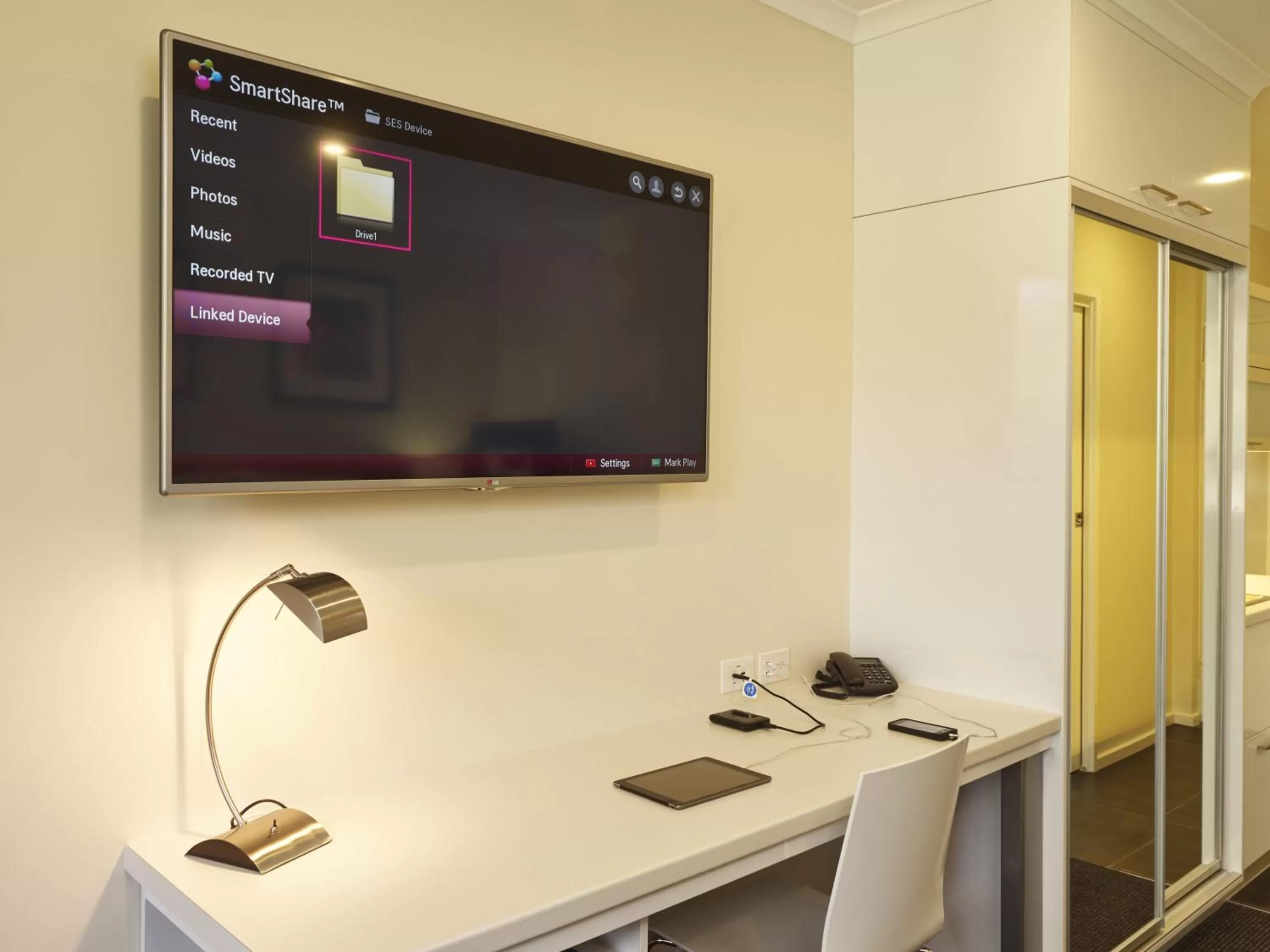 TV and multimedia in Parkview Motor Inn and Apartments