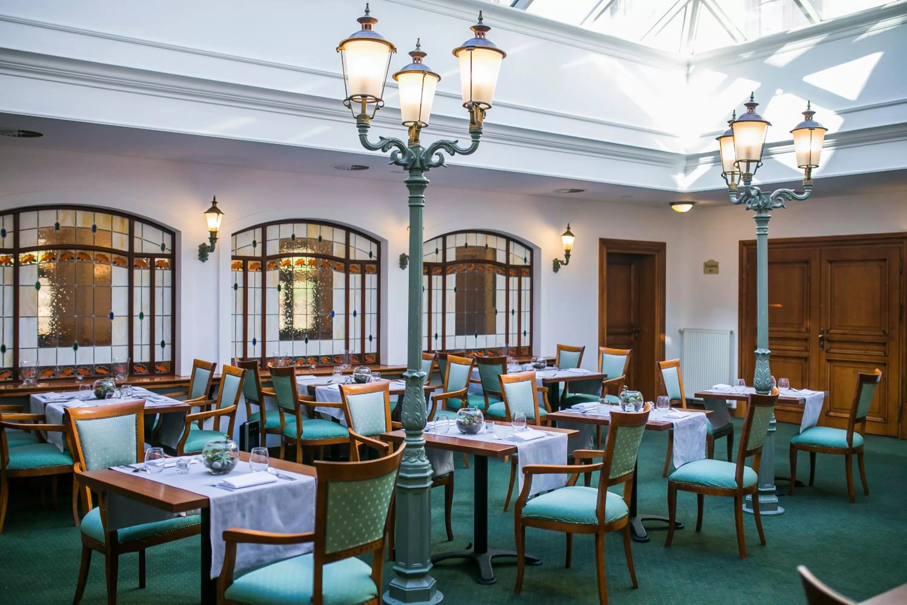 Restaurant/places to eat in Hotel Opera