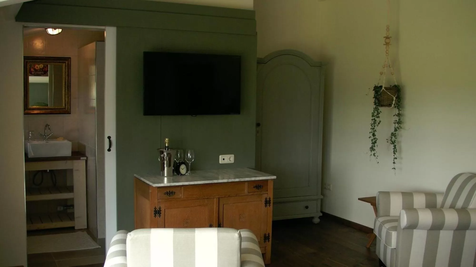 Photo of the whole room, Bathroom in De Turfstaeker