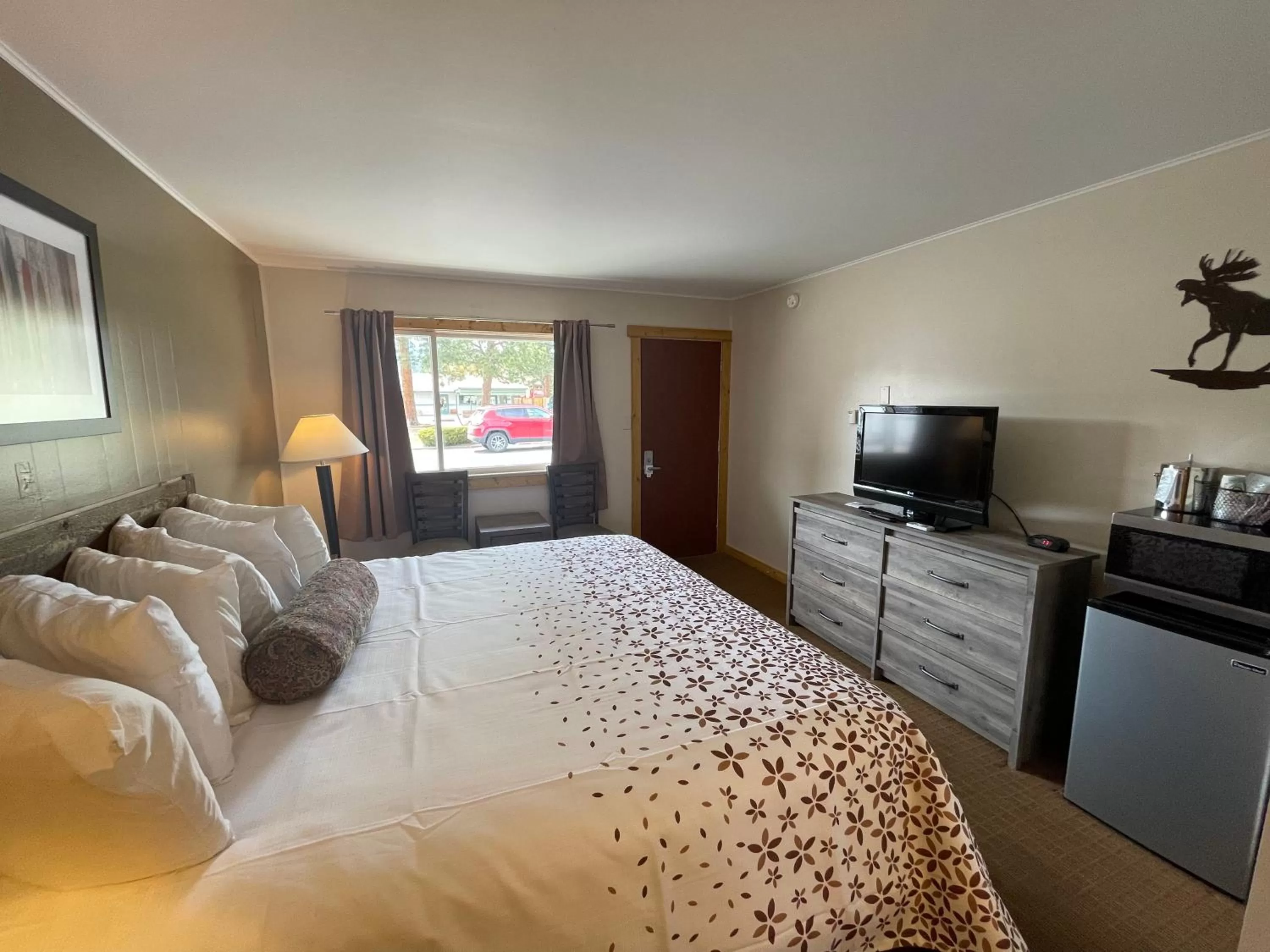 Photo of the whole room, Bed in Estes Mountain Inn