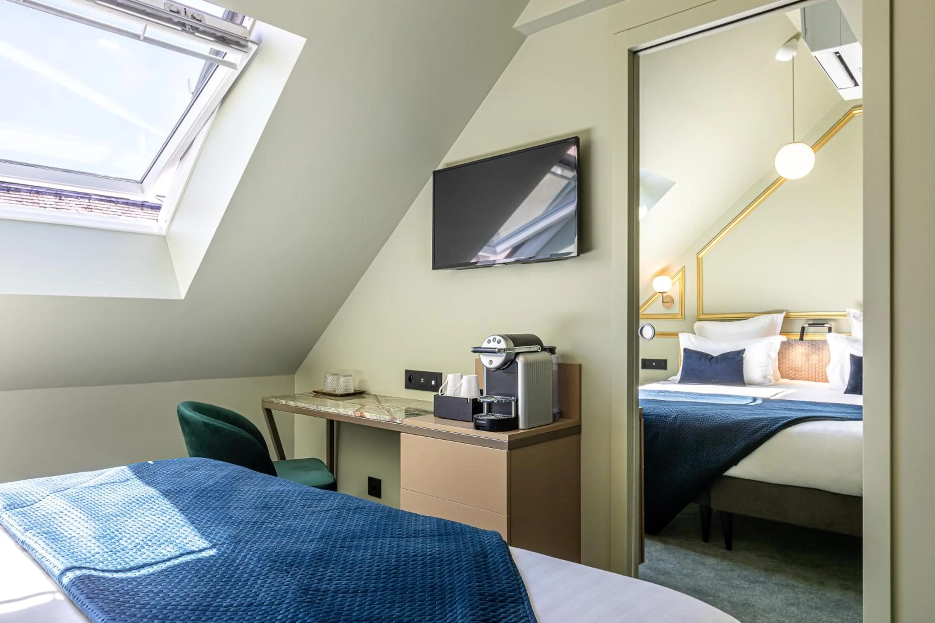 TV and multimedia, Bed in Hôtel Veryste & Spa Paris