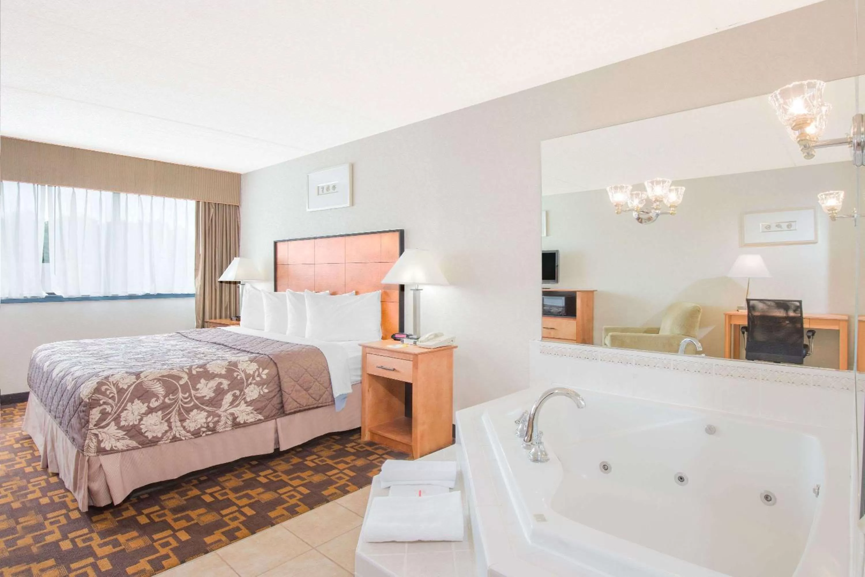 King Suite - Non-Smoking in Days Inn by Wyndham Gettysburg