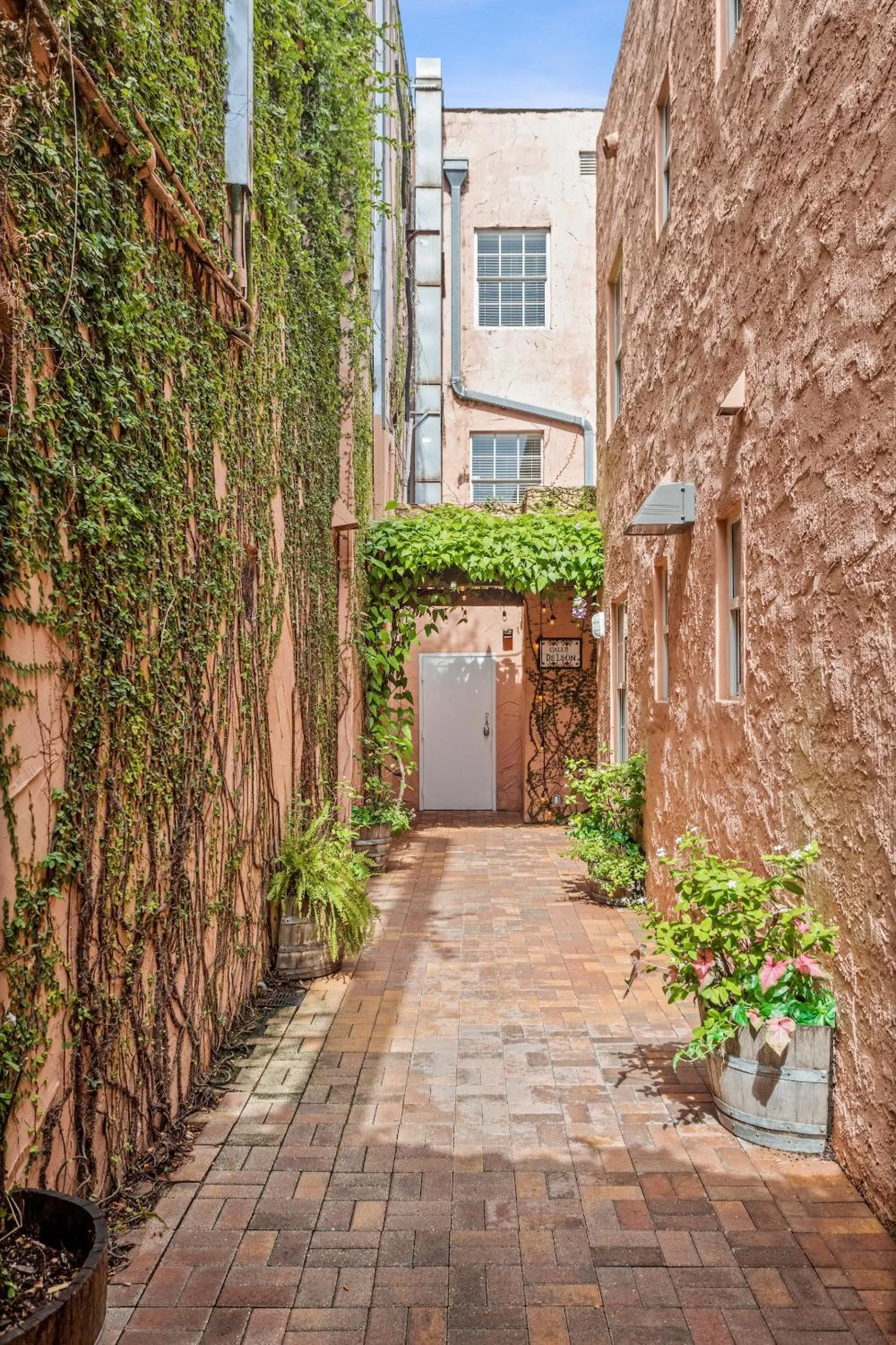 Property building in Kasa El Paseo Miami Beach