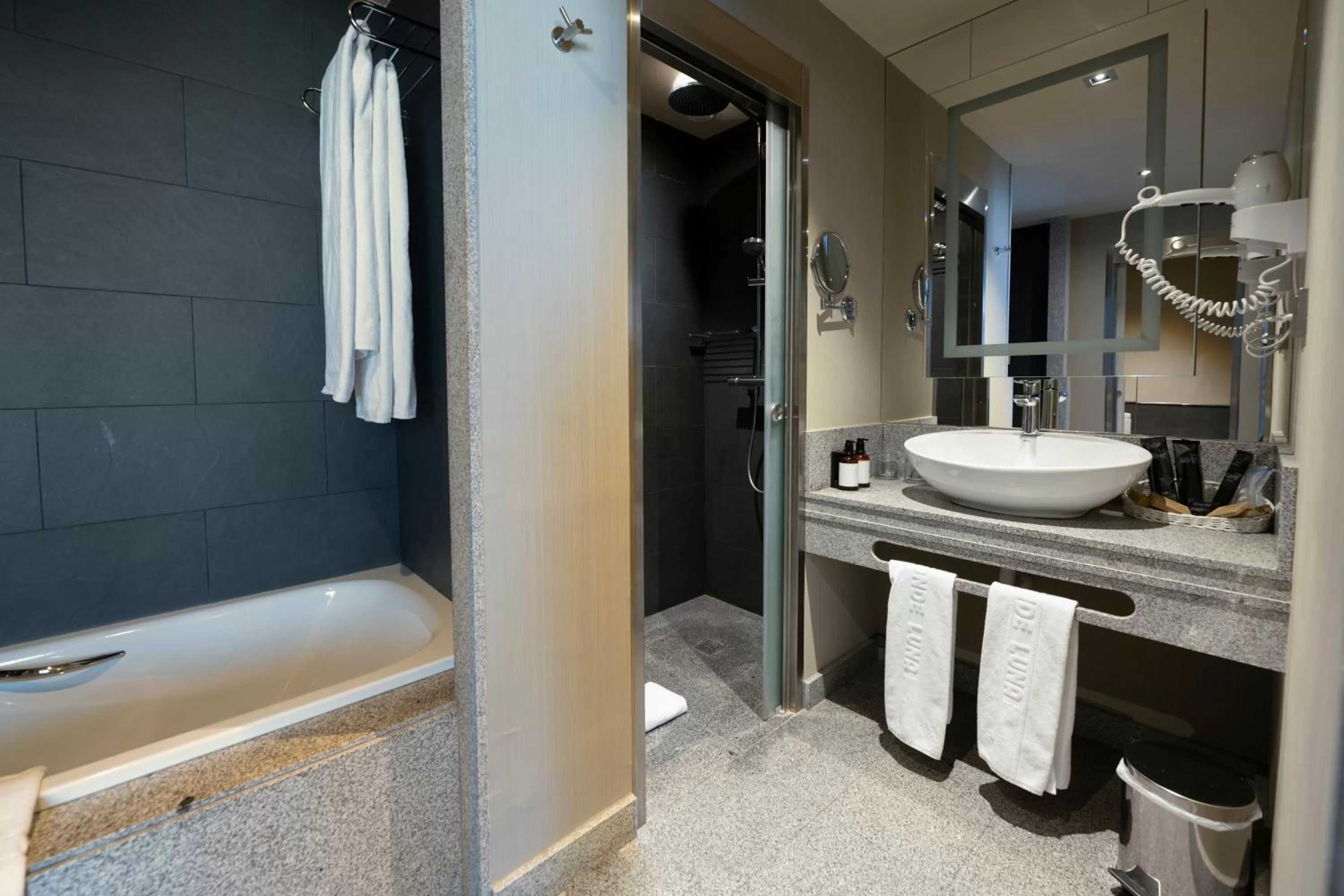 Bathroom in Barceló León Conde Luna