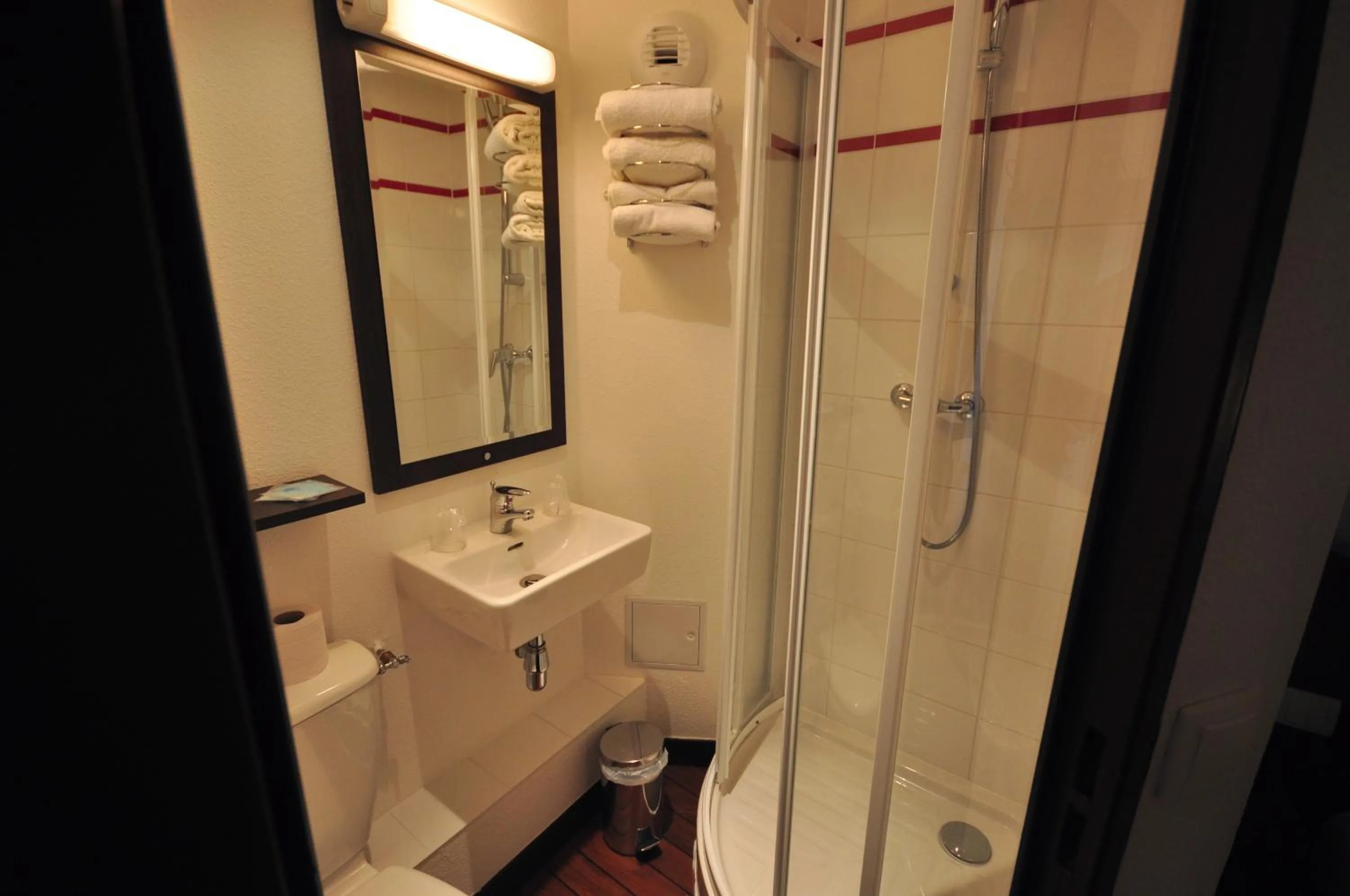 Bathroom in Enzo Hotels Vierzon by Kyriad Direct