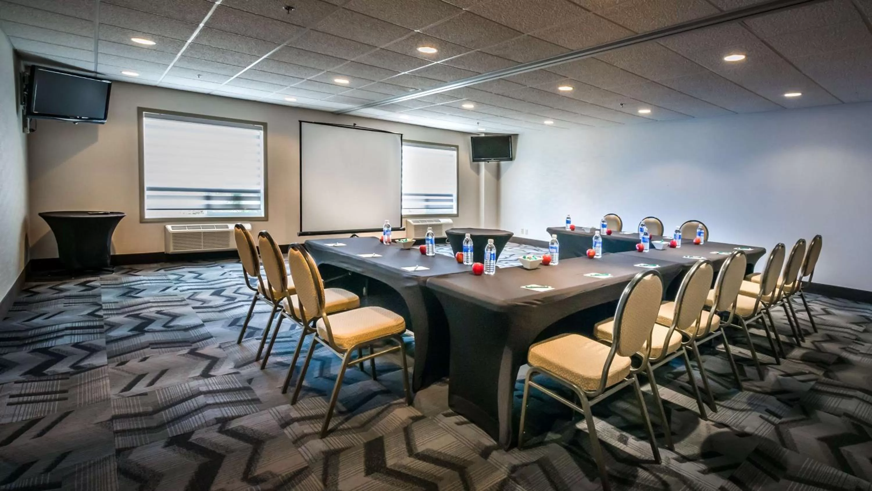 Bedroom in Service Plus Inns and Suites Calgary