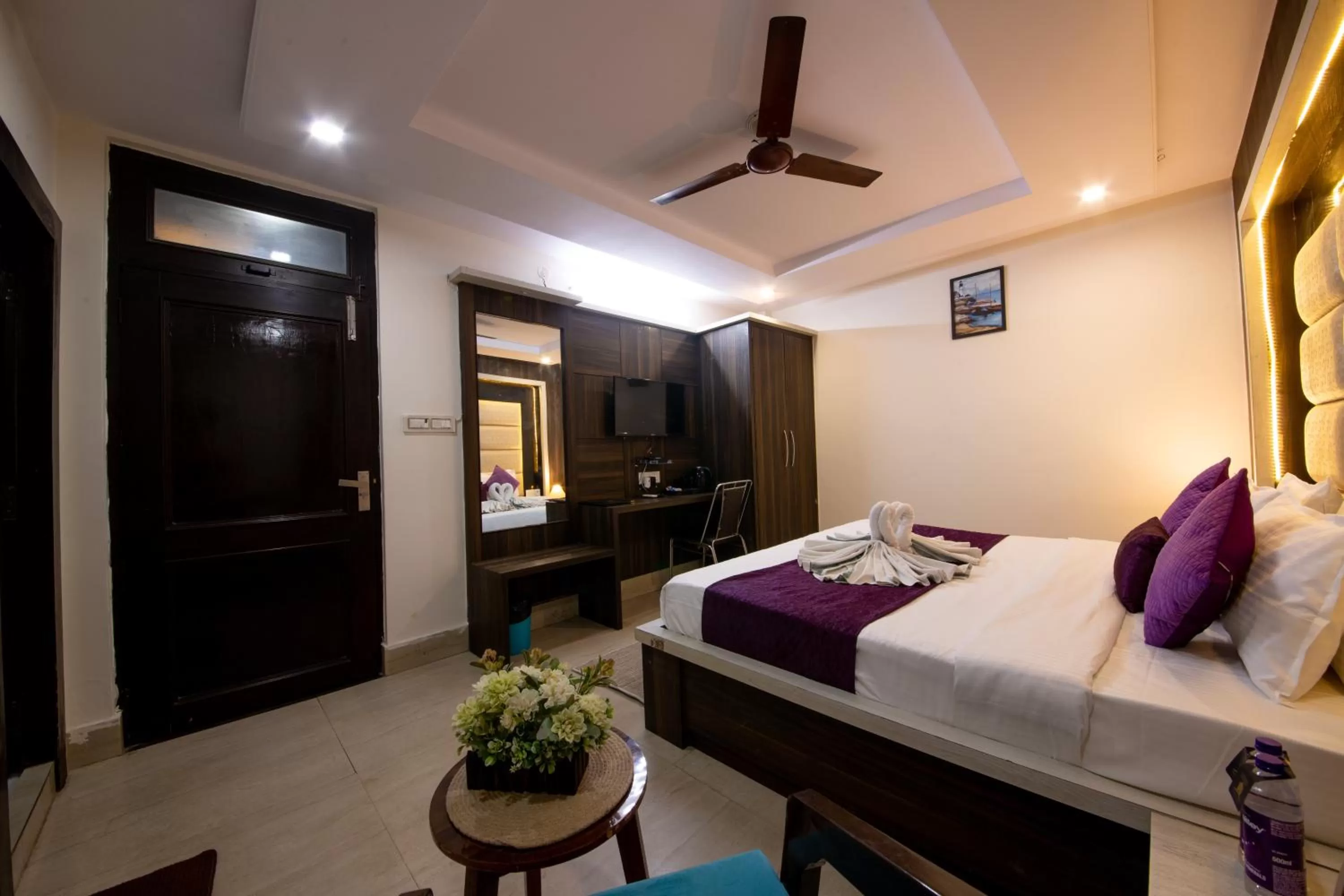 Bed in Grey Castle - Hotel Near Haridwar Railway station