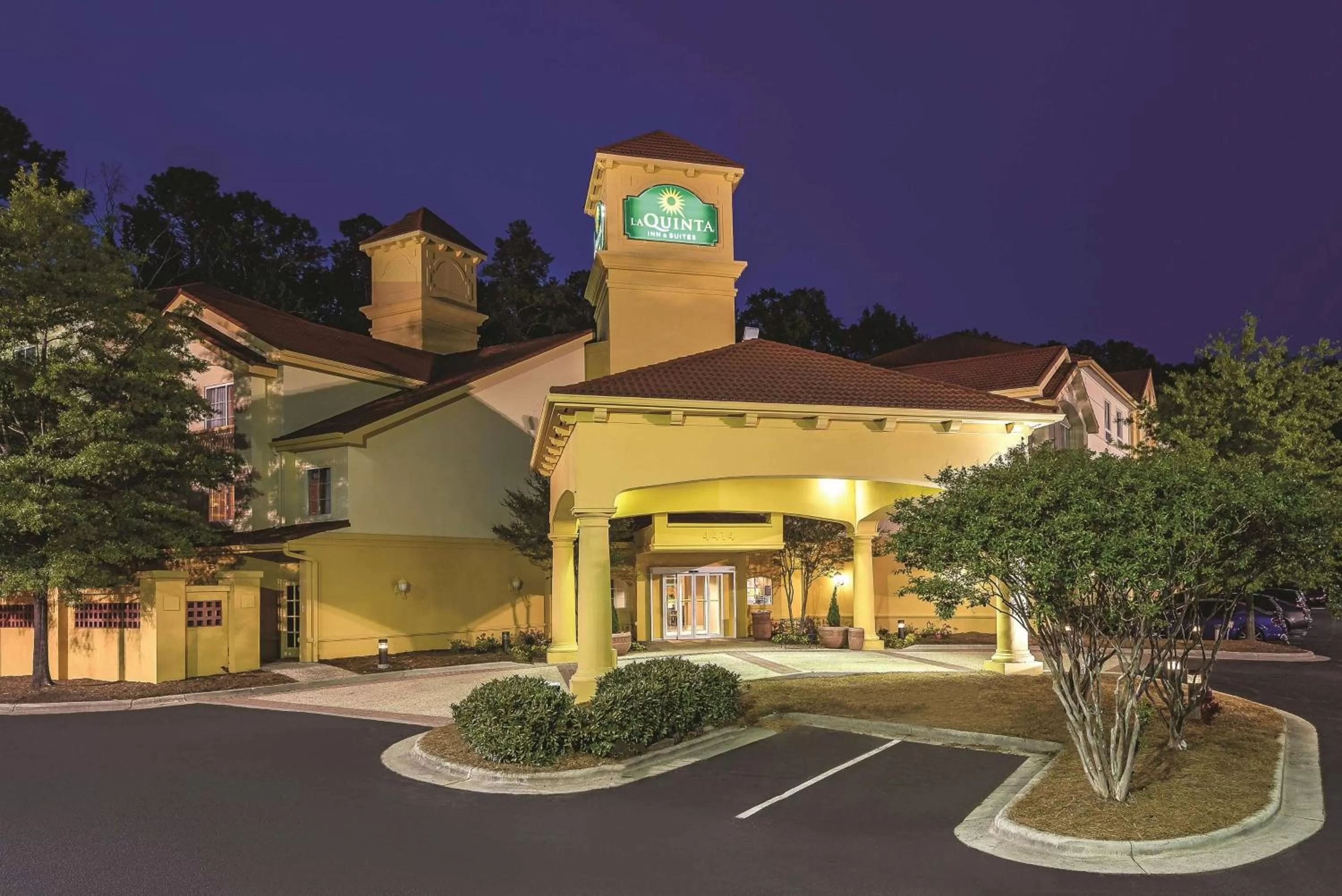 Property building in La Quinta Inn & Suites by Wyndham University Area Chapel Hill