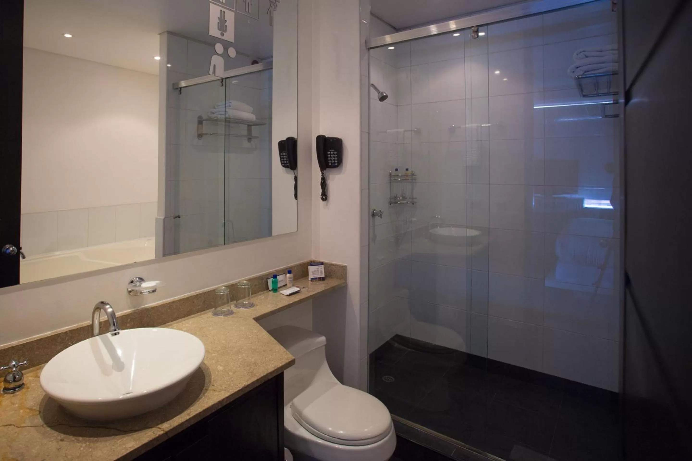 Bathroom in Hotel 104 Art Suites