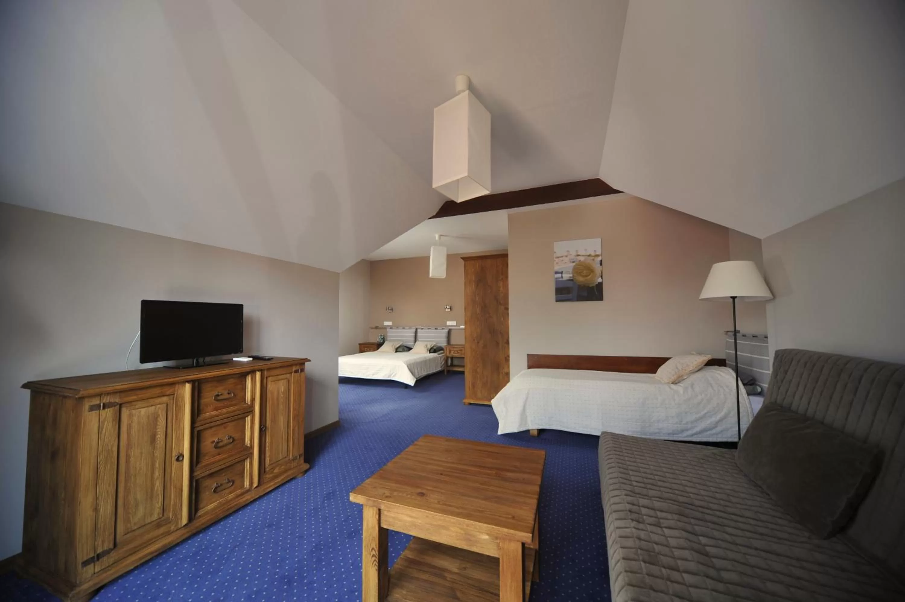 Seating area, Bed in Vertigo Narie