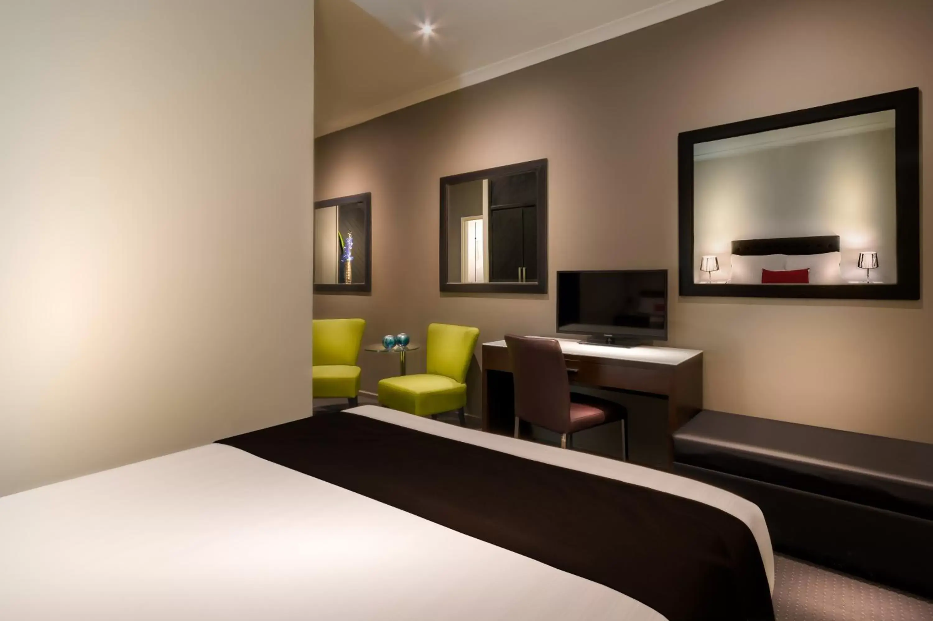 Queen Room in Crest on Barkly Hotel Queen Room in Crest on Barkly Hotel