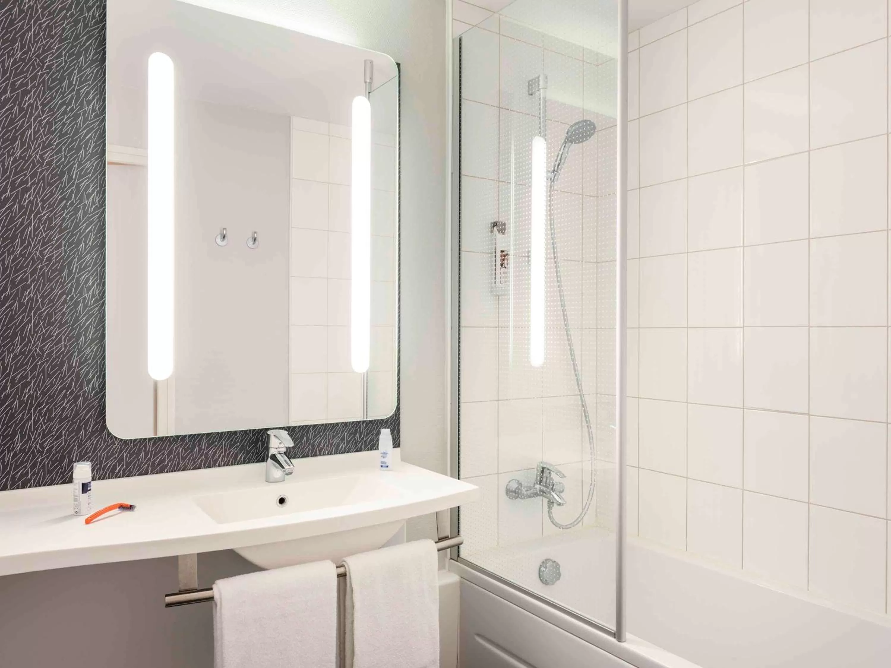 Photo of the whole room in ibis Le Havre Centre