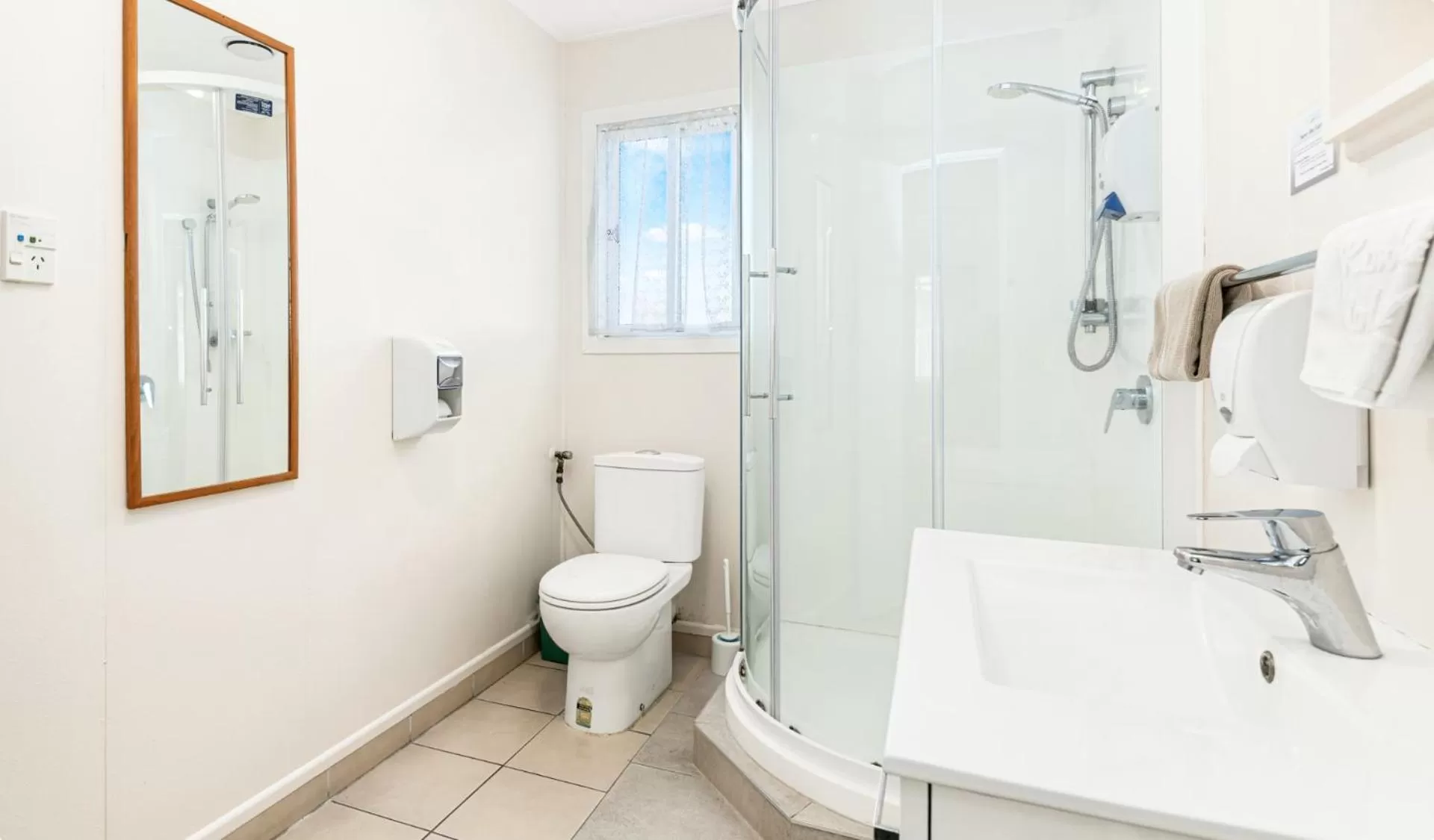 Shower in Kowhai Motel Rotorua