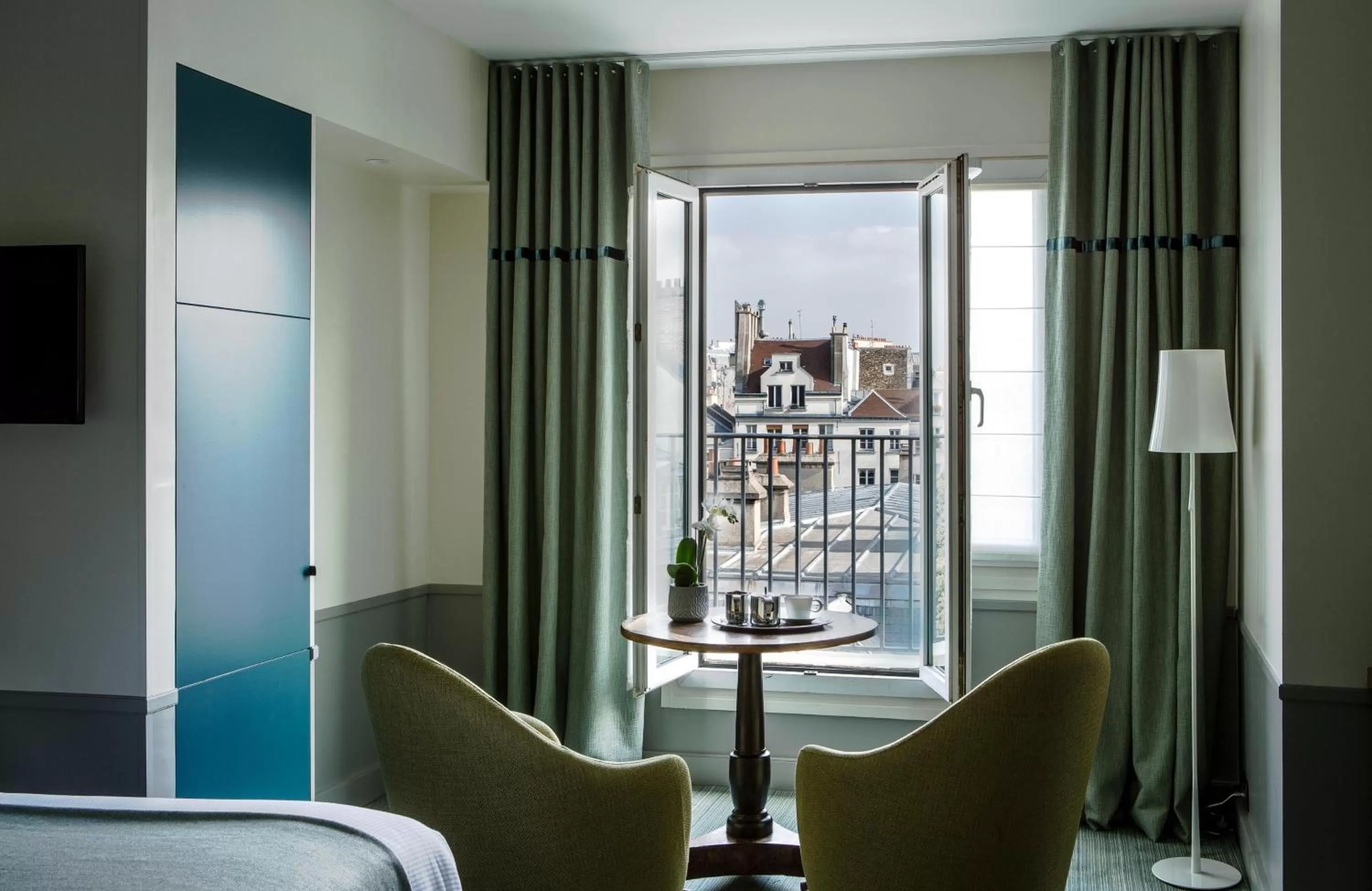 Balcony/Terrace, Bed in Hôtel Parc Saint-Séverin - Esprit de France