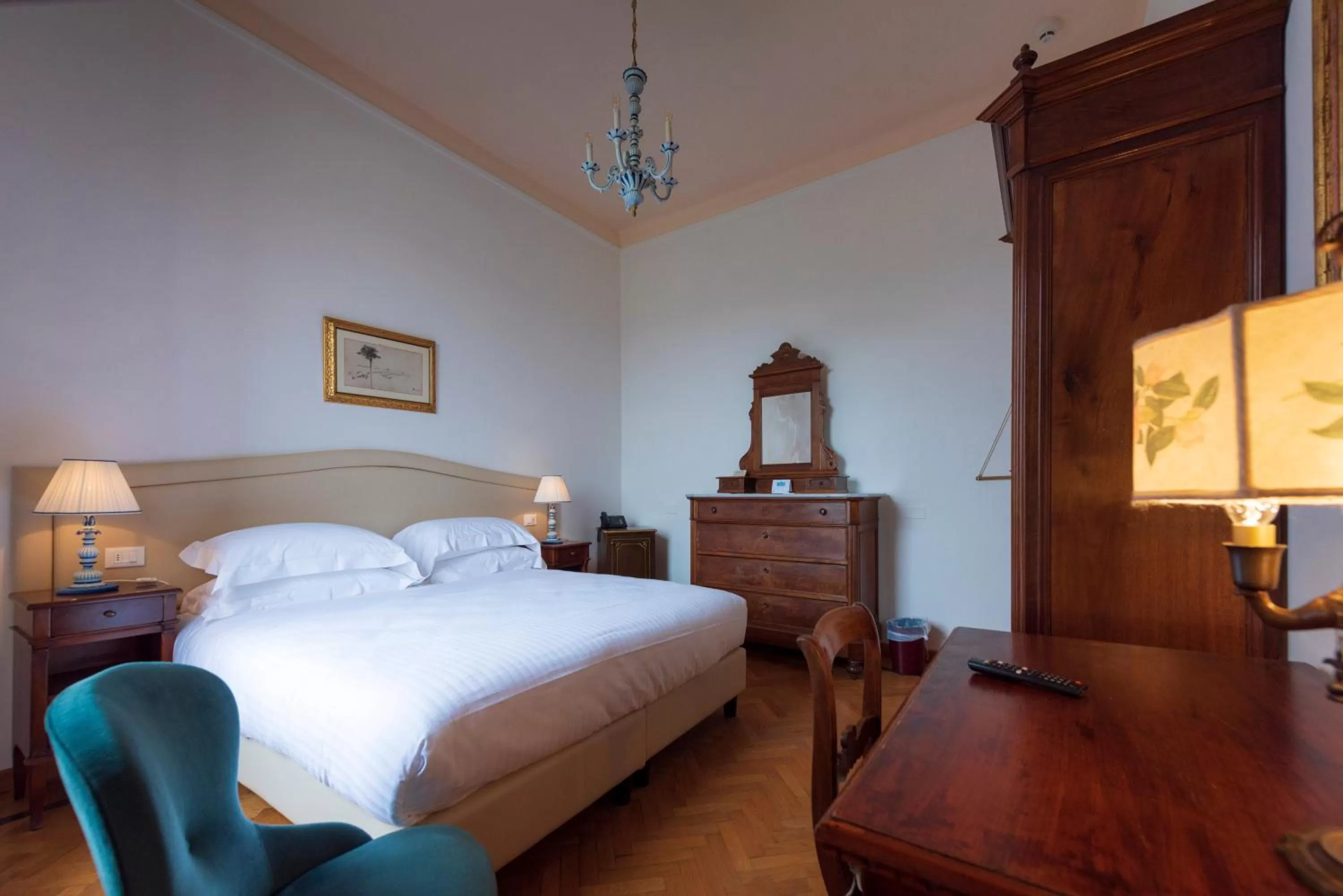 Bed in Villa Scacciapensieri Boutique Hotel