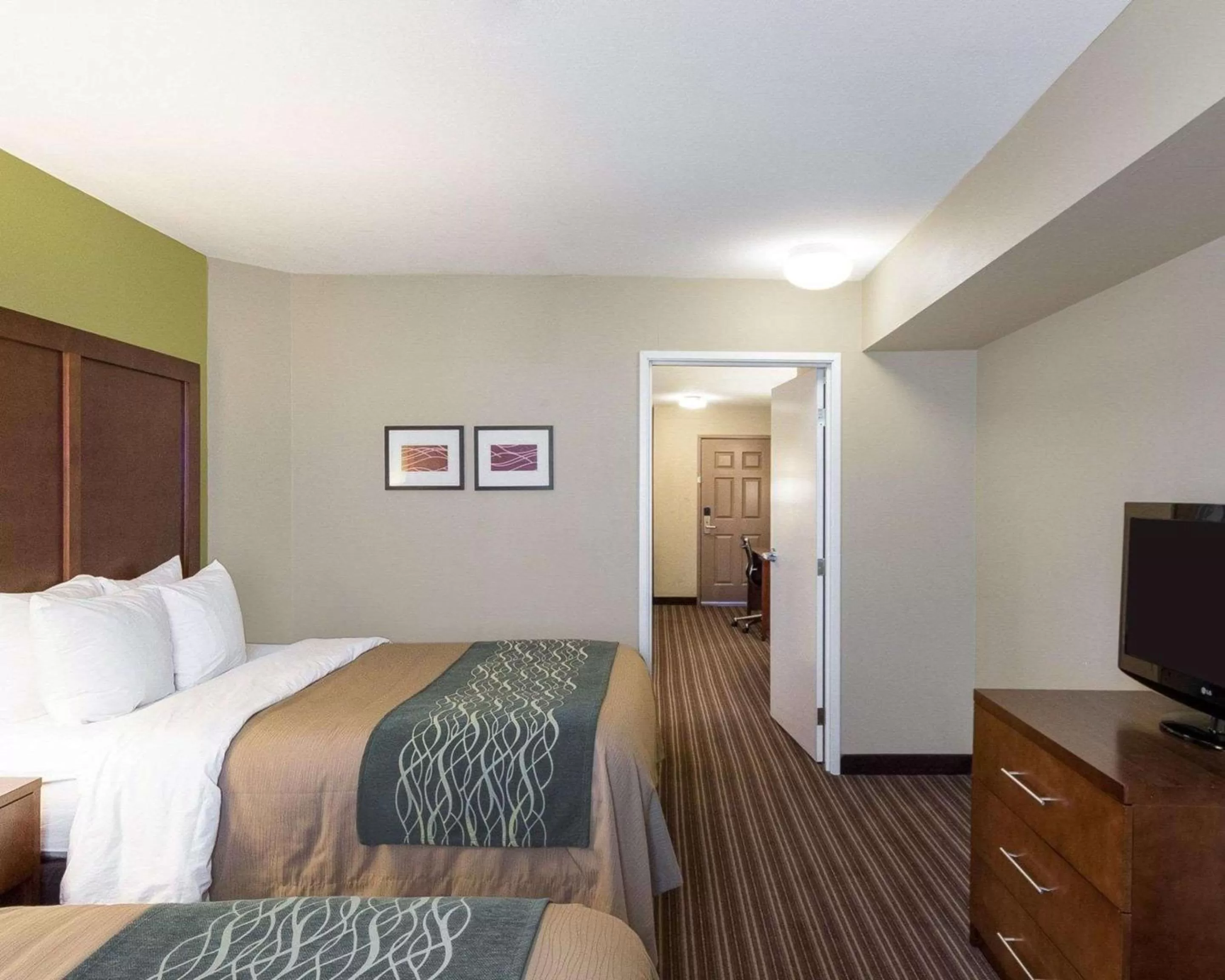 Photo of the whole room, Bed in Comfort Inn & Suites Fayetteville-University Area