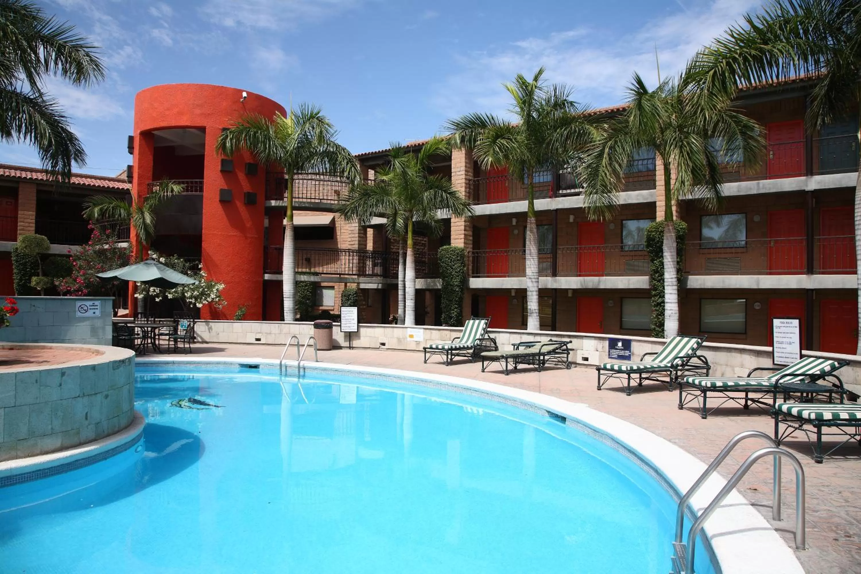 Swimming pool in Hotel Colonial Hermosillo