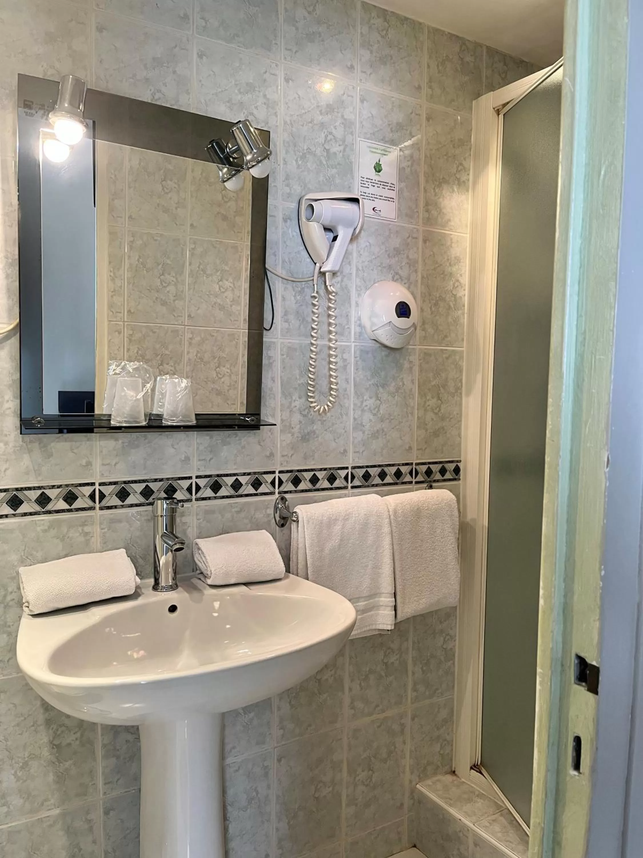 Bathroom in Hôtel Le Thurot- Dijon Centre ville Gare