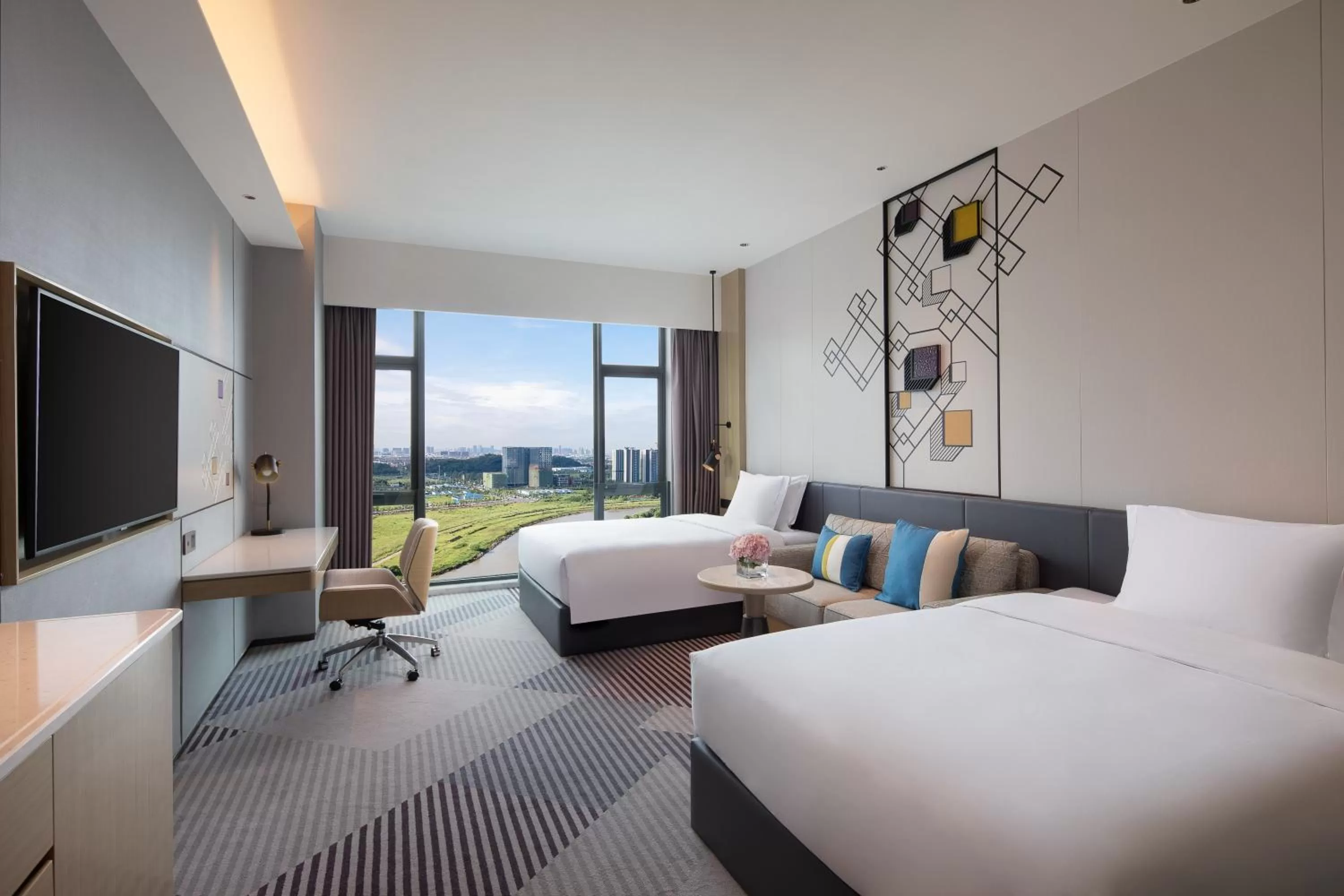 Photo of the whole room, Bed in Crowne Plaza Foshan Nanhai-an IHG Hotel