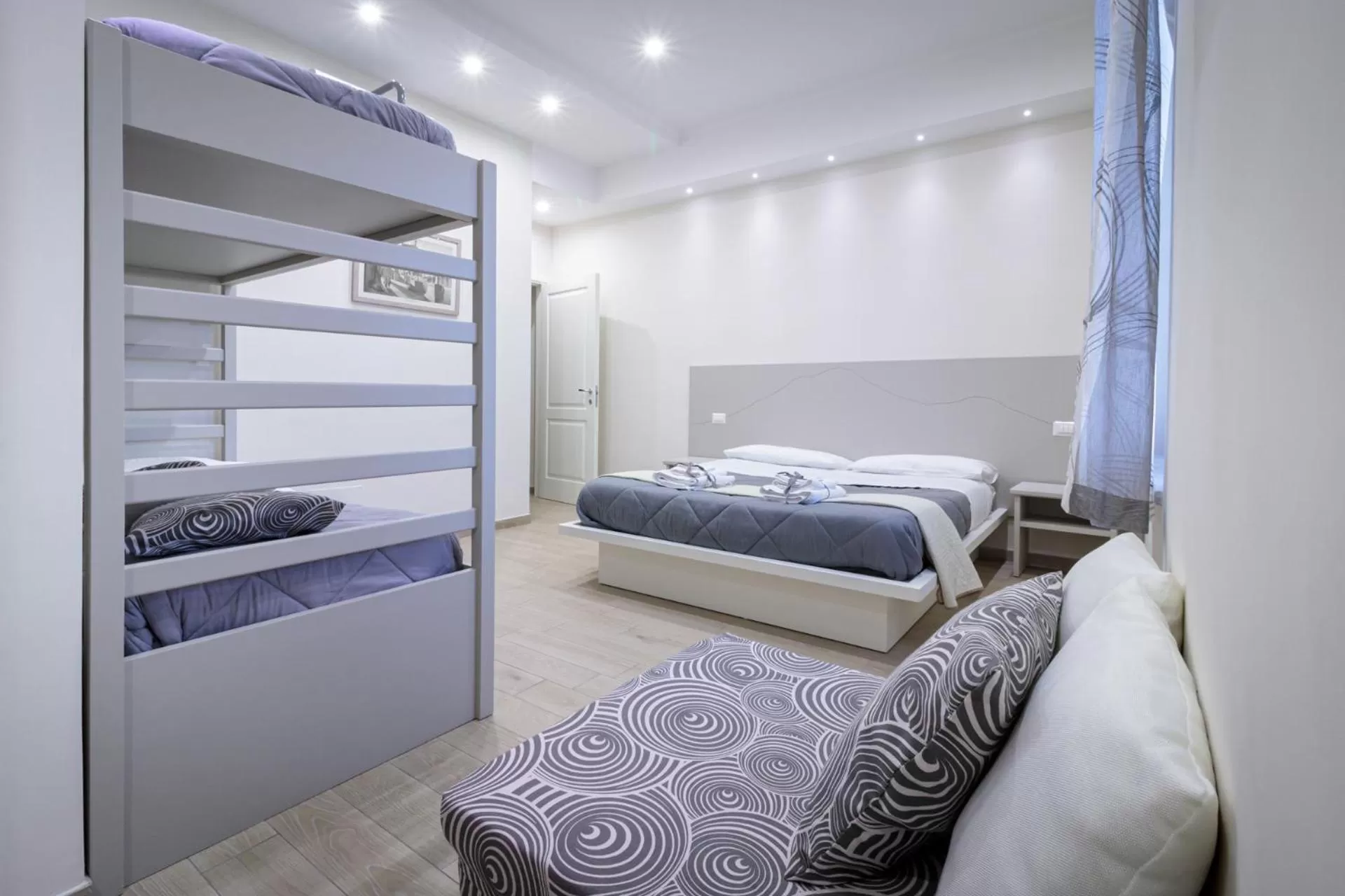 Photo of the whole room, Bed in Nolana '86