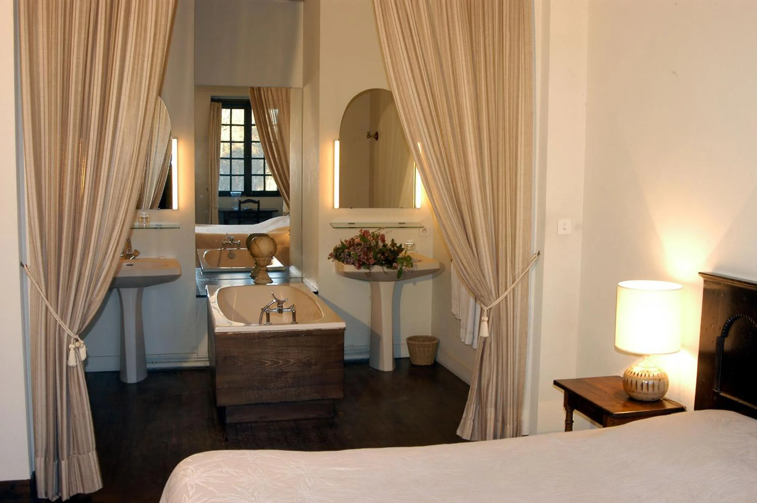 Bed in Grand Hôtel de l'Abbaye