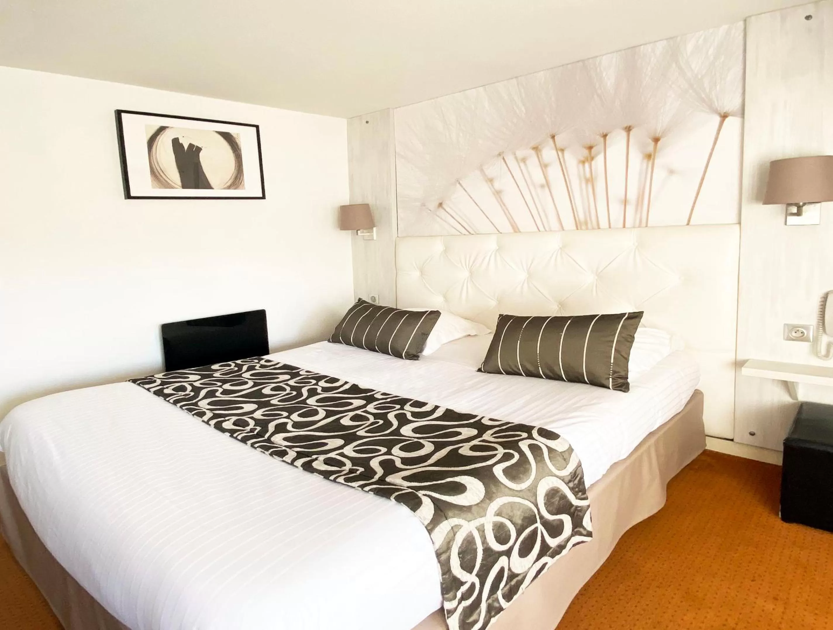 Bed in Logis - Hôtel & Restaurant des Lacs Paris Sud