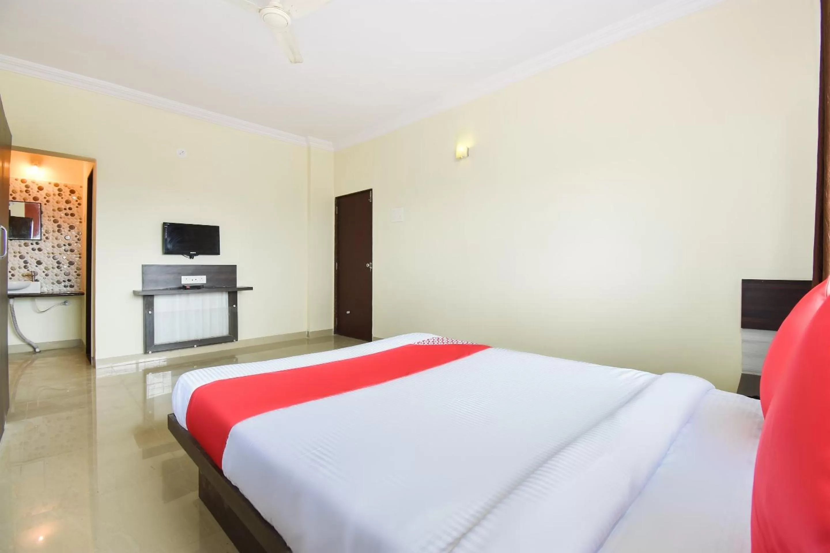 Bedroom, Bed in OYO Flagship 43302 Hotel Sargam