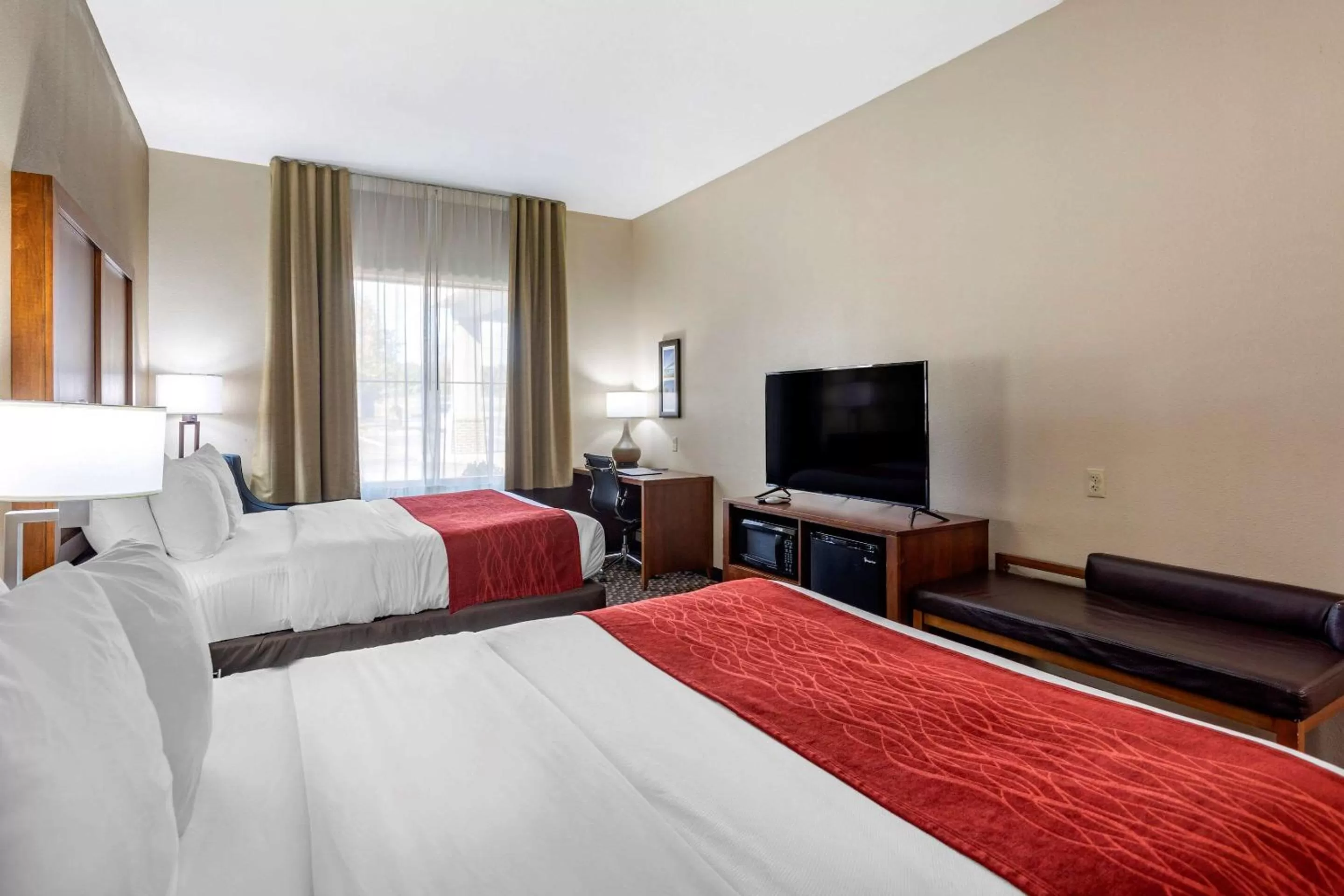 Photo of the whole room, Bed in Comfort Inn & Suites Atoka-Millington